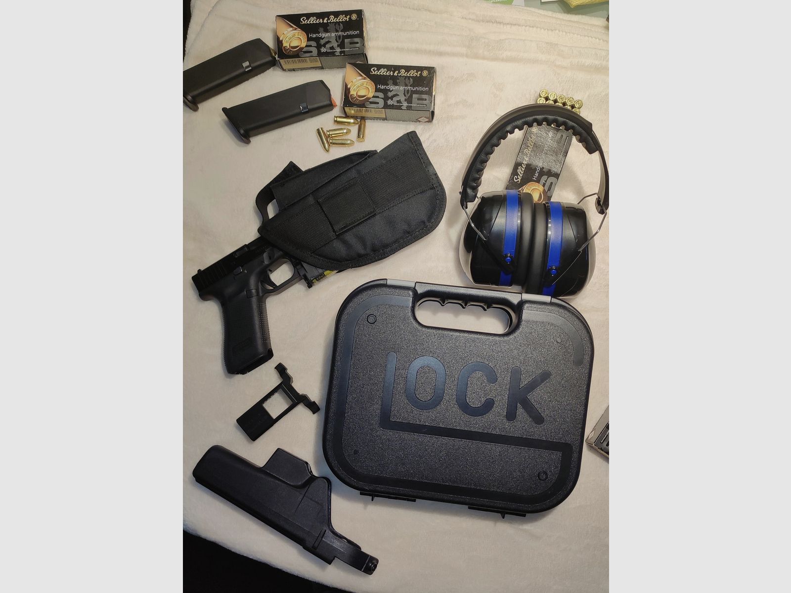 Glock 17 Gen5 with accessories (like new)