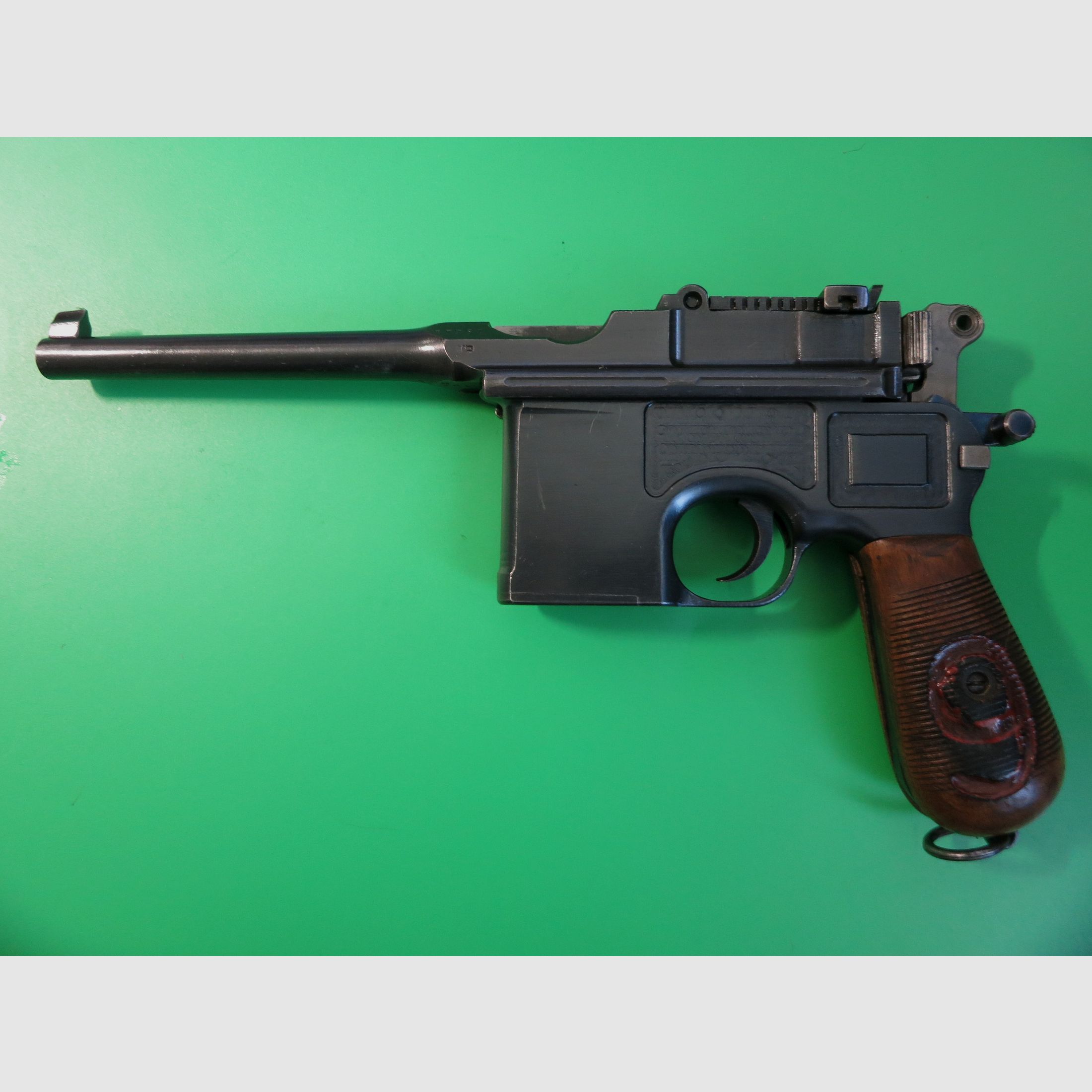 Mauser C96 -Czerwona 9-, Broomhandle, Mauser Oberndorf, kal. 9 mm, numer zgodny, oryginalny łoże + narzędzie #100
