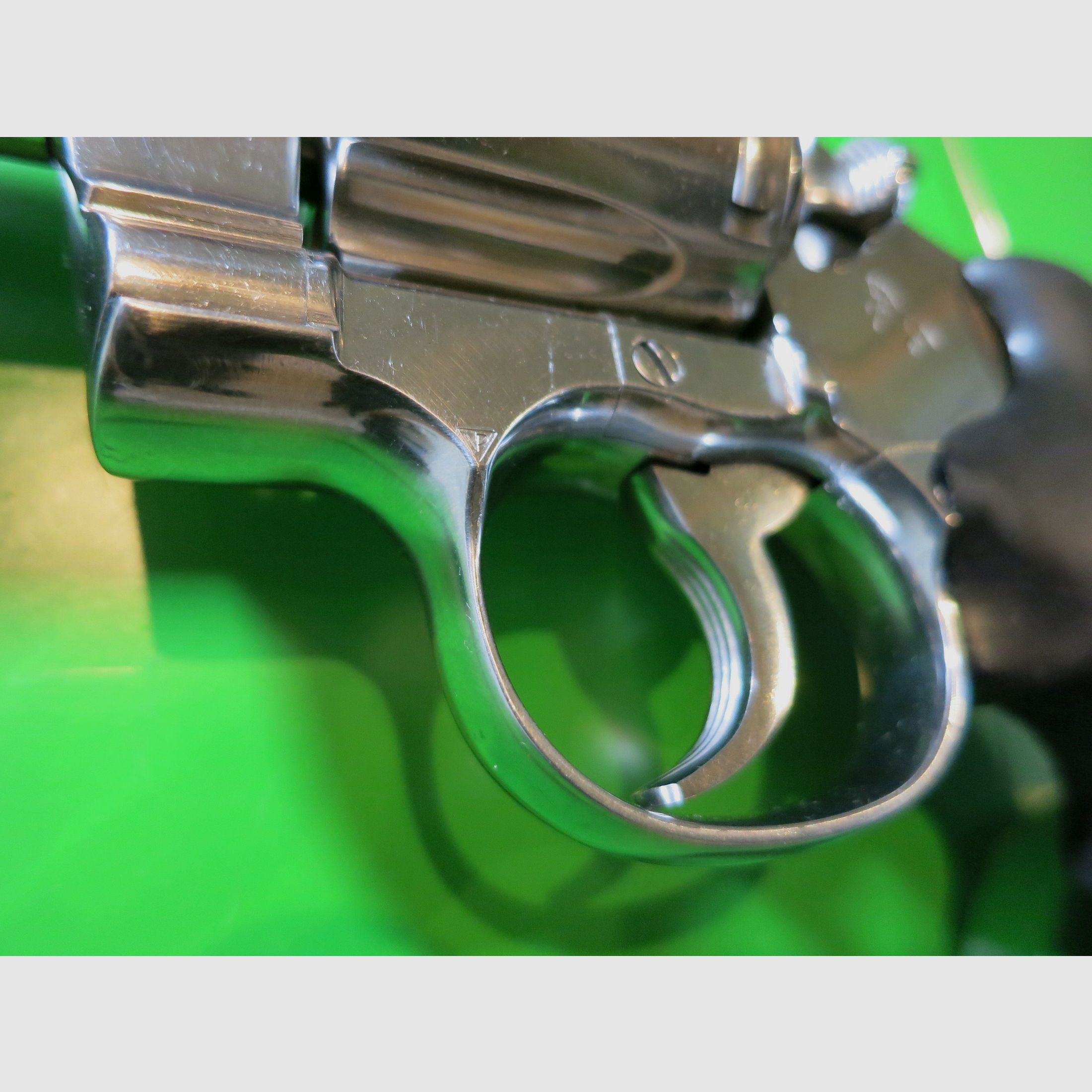 Revolver COLT PYTHON, Stainless (Hochglanzpoliert), .357 Magnum, 4" Lauf, Gummi-Sportgriff   #25-