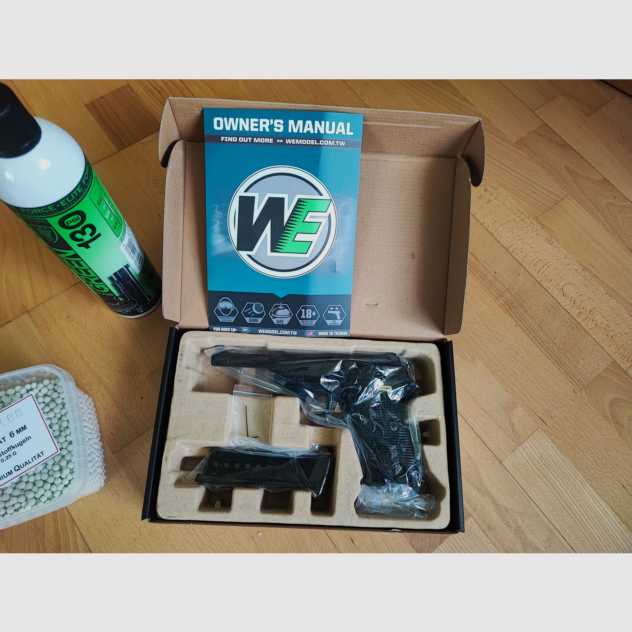 WE Walther P38 WW2 Full Metall GBB Airsoft Gun plus Zubehör