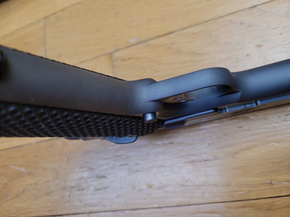 Superb Pistole Kimber Royal II Blau – Blue Charcoal Griffschalen – Kal.45 – Zusätzliche Aluplaketten zu den echten Knochenplaketten! – Leichter Hahn und Abzug – Extra große Beavertail – Vergrößerte Sicherungsbedienung – Serrationen vorne an der Schlitze – Der 1911 in seiner höchsten Form! – Originalkoffer mit allen Zubehörteilen, Dokumenten und Werkzeugen – Gebraucht im perfekten neuwertigen Zustand!, Bild 10 von 24