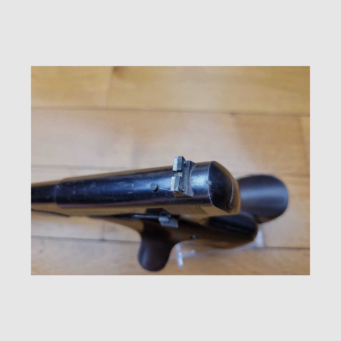 Piękny Colt Targetsman – .22LR – 1925 – 6 cali – 8 nabojów – Gwintowany – Ergonomiczny orzechowy chwyt – Podparcie na kciuk – TBE+, zdjęcie 13 z 20