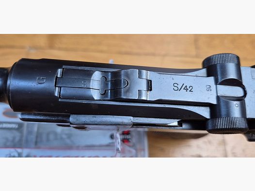 Très beau Pistolet Luger P08 – Fabrication « S/42 » par Mauser – Très rare exemplaire en « G » pour 1935 – Carcasse type 1908-1918 non encore renforcée post 1936 – Un des 54.070 produits en 1935 – Arme rare – TBE+