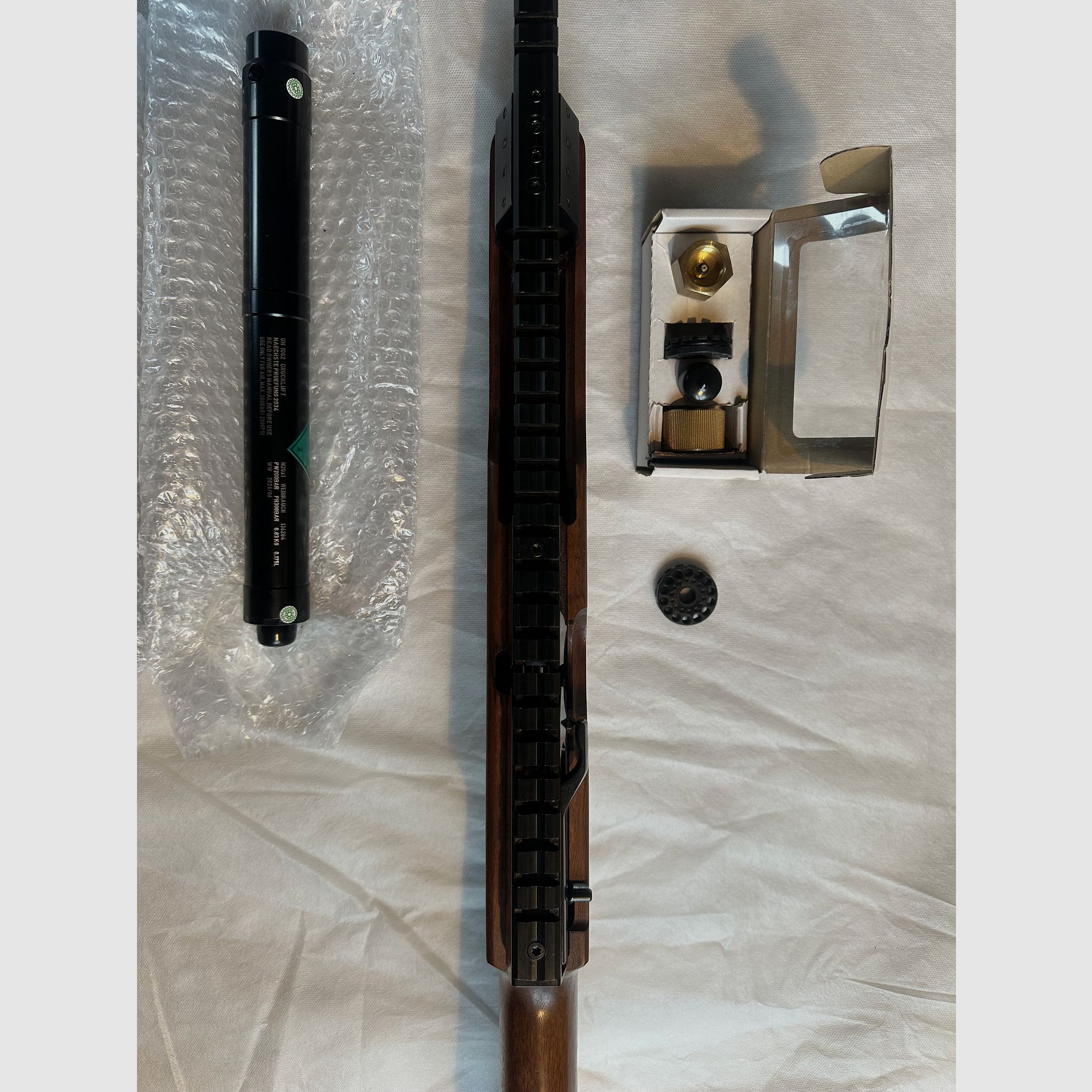 Weihrauch HW 100 T, with silencer, 3 new cartridges, requires a firearms ownership license, as good as new