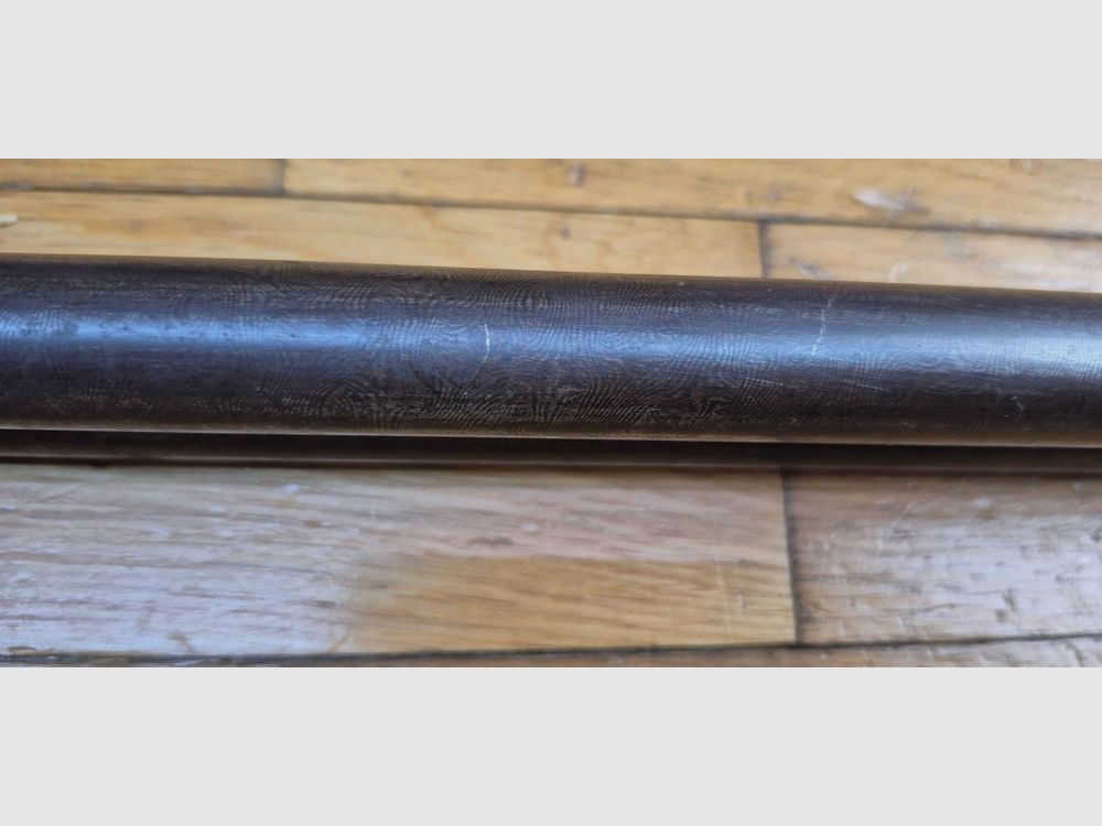 Sehr schönes Seitengewehr – Signiert auf der Laufbande „Maison de l’Inventeur Lefaucheux – 37 rue Vivienne in Paris“ – Wunderschöne Damaschusläufe – Kal. 16 – Brünierung bei 85% – Wunderschöne Gravuren an Beschlägen und Teilen – Alle Schrauben guillochiert – Schaftplatte aus Ebenholz – Sehr schönes rotes Nussbaumholz – Ausgezeichneter mechanischer Zustand – Kein Spiel – Läufe innen noch sehr sauber trotz alter Oxidation – Und ein „ECHTER“ Lefaucheux! – Waffe in TBE insgesamt – TBE, Bild 8 von 47