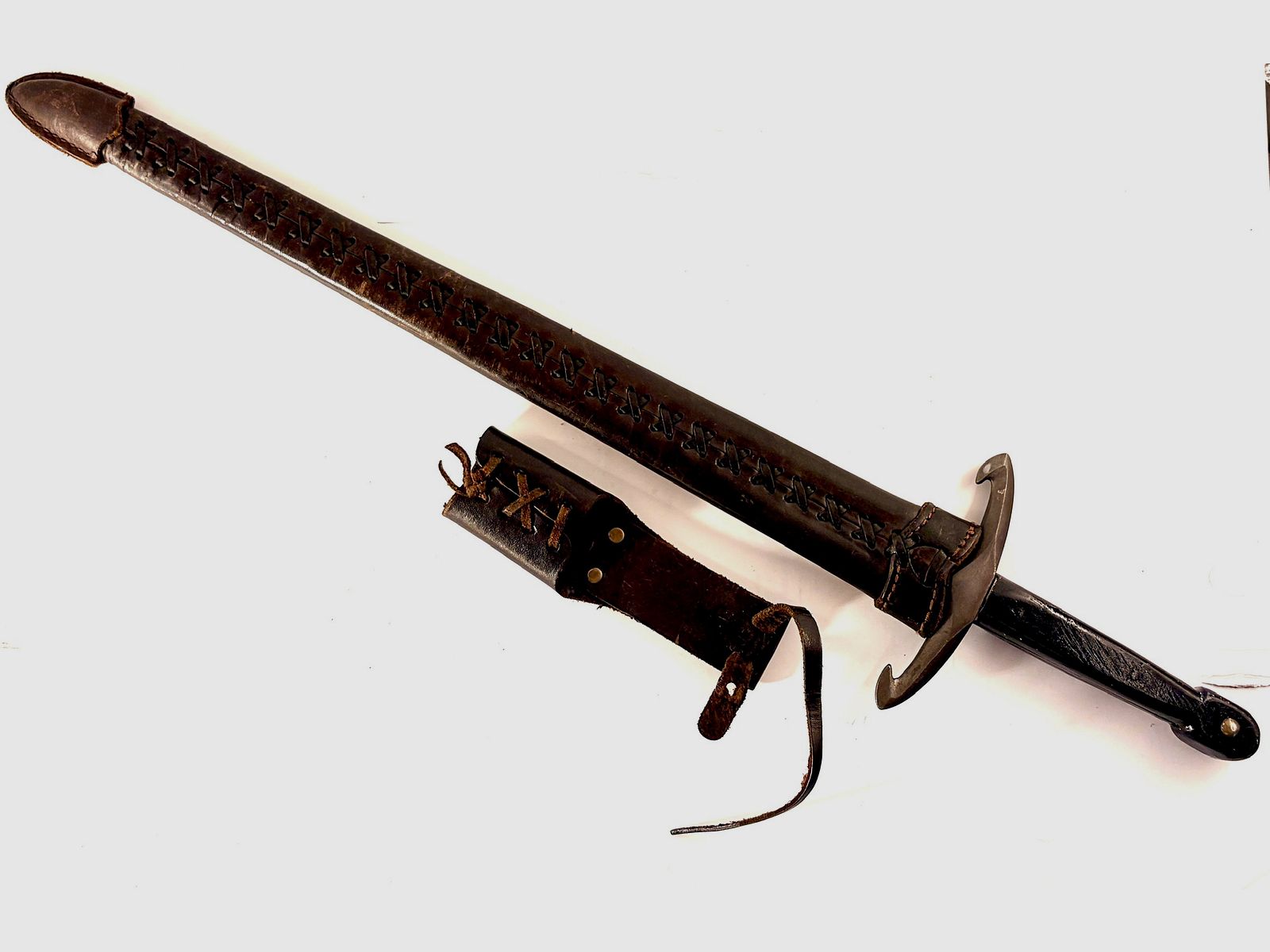Set de armas y cubiertos medievales – espada de una mano, cubiertos y cuchillo vikingo