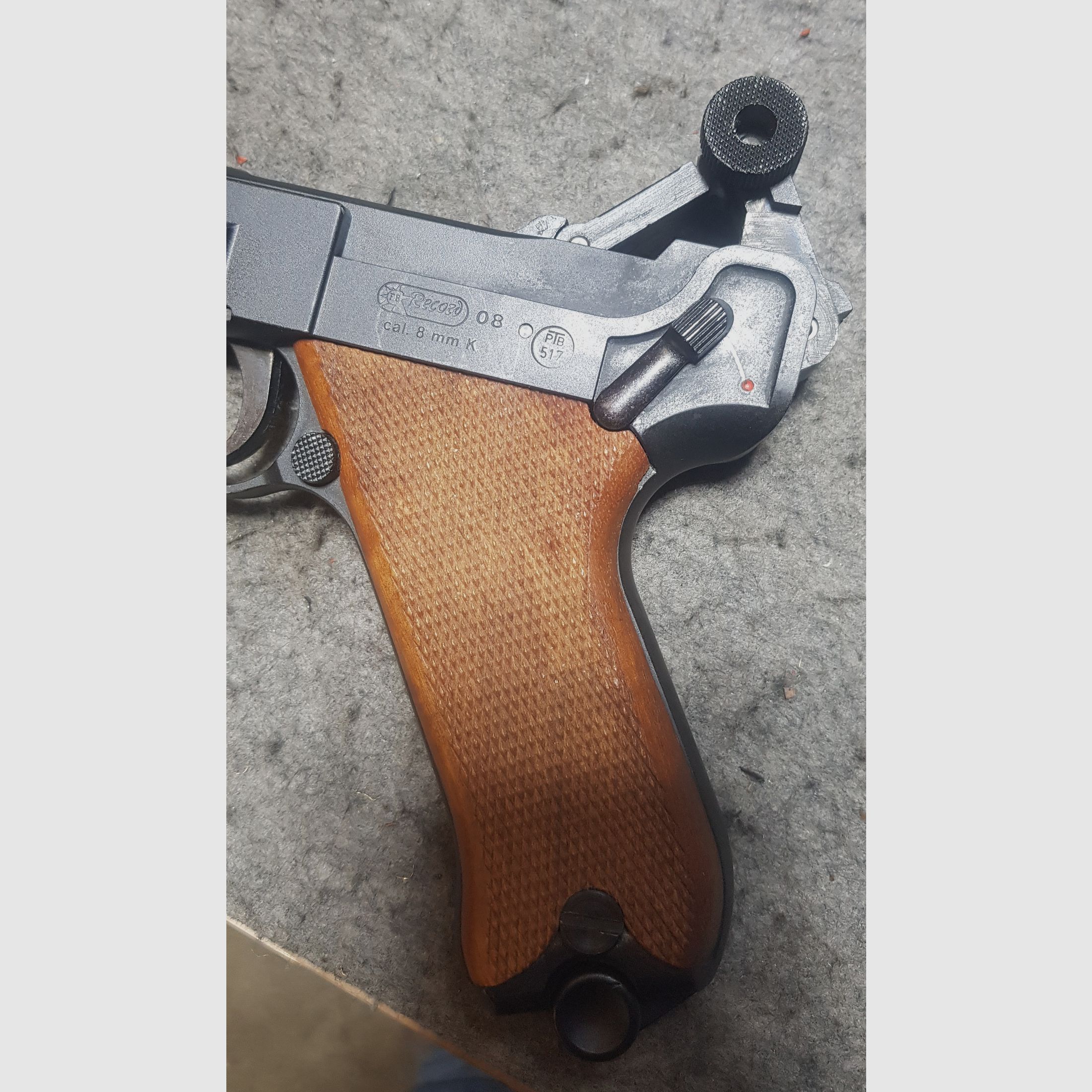 Sehr seltene Pistole PTB 517 Record Mod.  08  Cal. 8mm Knall PAK schwarz brüniert Schreckschuss P08 Holzgriffe