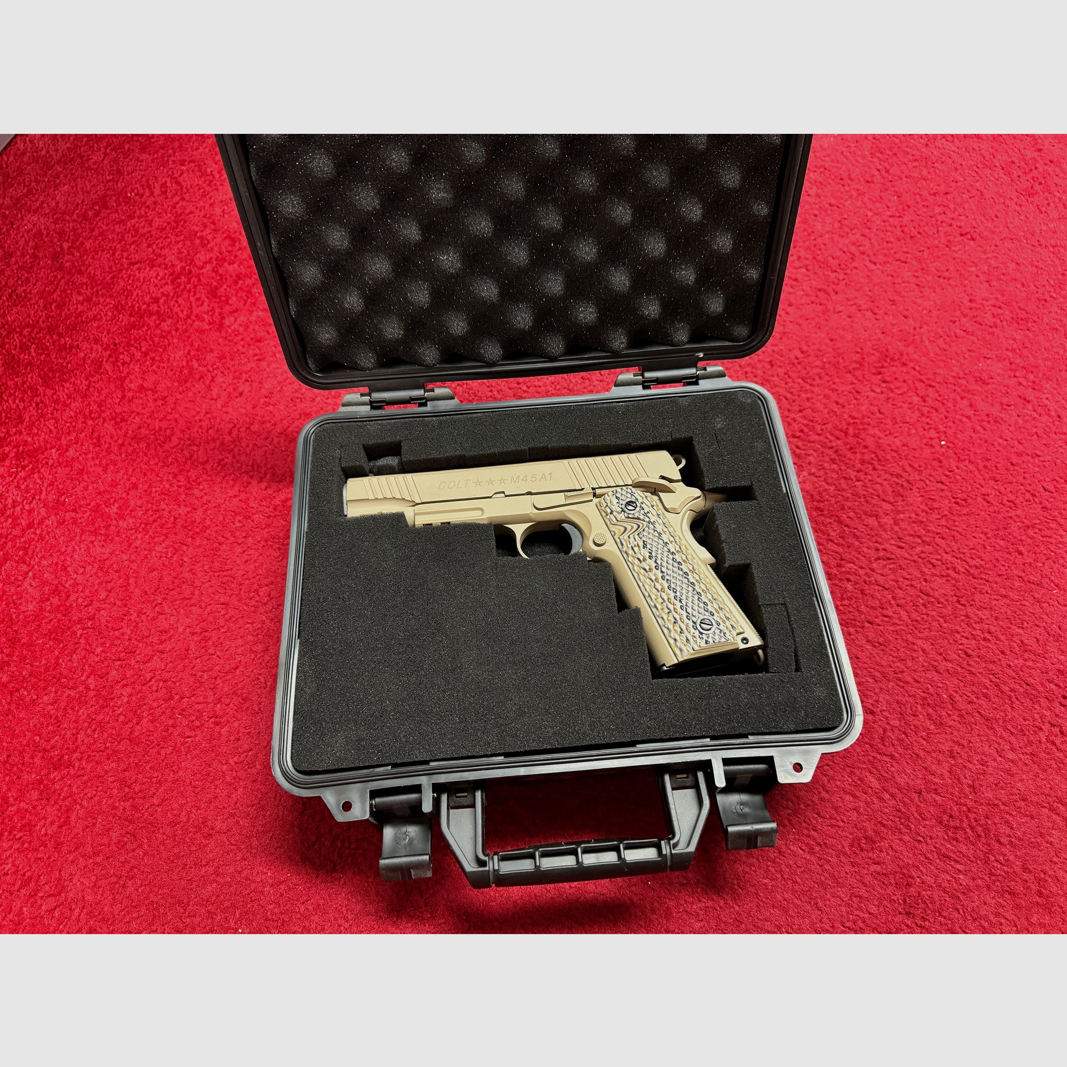 Cybergun 1911 M45A1 Tan Co² GBB 6mm like new with case and original packaging