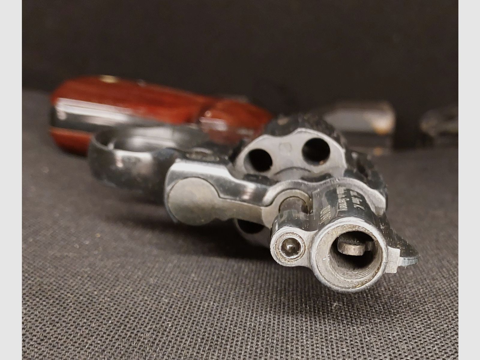 Smith & Wesson Chiefs Special revolver a salve calibro 9mm R.K. brunito (PTB 794) con impugnature in legno