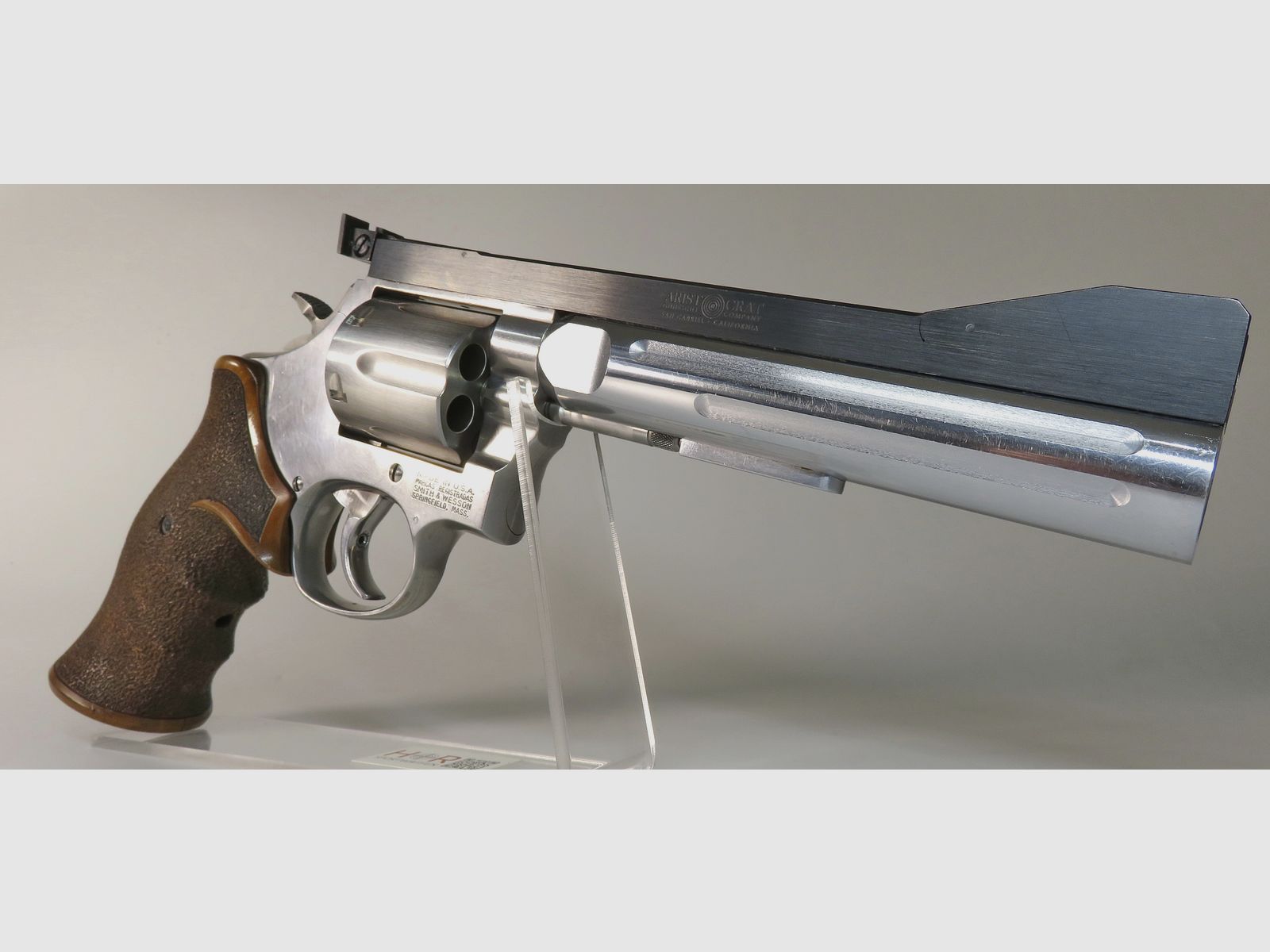 S&W 686-4 | 6 inches | .357 Mag / .38 Spec. | Bull Barrel | Aristocrat 3-position sight | Nill grip