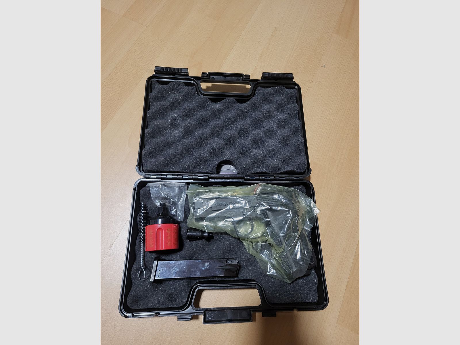 P88 blank firing pistol 9mm new with accessories
