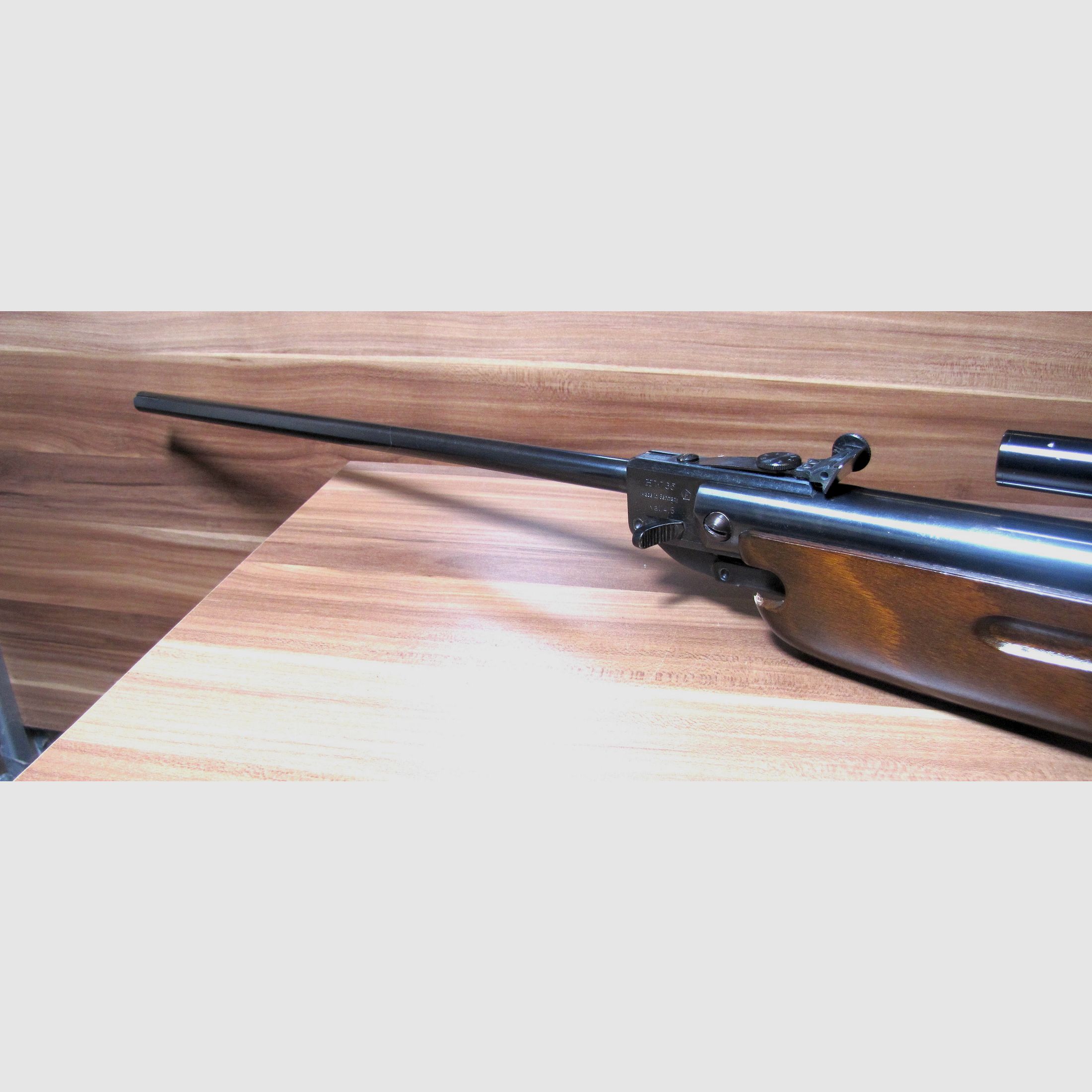 Karabinek pneumatyczny marki Weihrauch, model HW 35