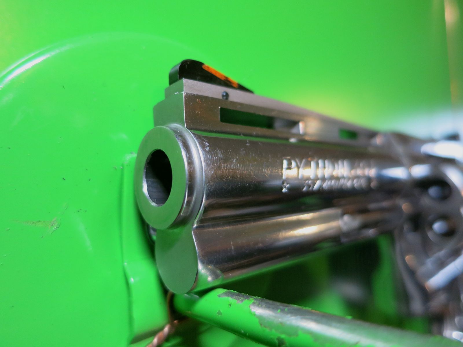 Revolver COLT PYTHON, Stainless (Hochglanzpoliert), .357 Magnum, 4" Lauf, Gummi-Sportgriff   #25-