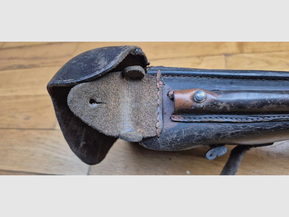 Très bel étui pour pistolet Luger P08 long dit « d&rsquo;artillerie » – Fabrication Gustav Möller à Hameln avant 1915 – Rare étui du 1er type non modifié – Beaux cuirs en TBE et souple – Complets de ses outils d&rsquo;origine clé et baguette – Étui brun bruni post septembre 1915 – Pièce superbe en TBE++, image 11 sur 24