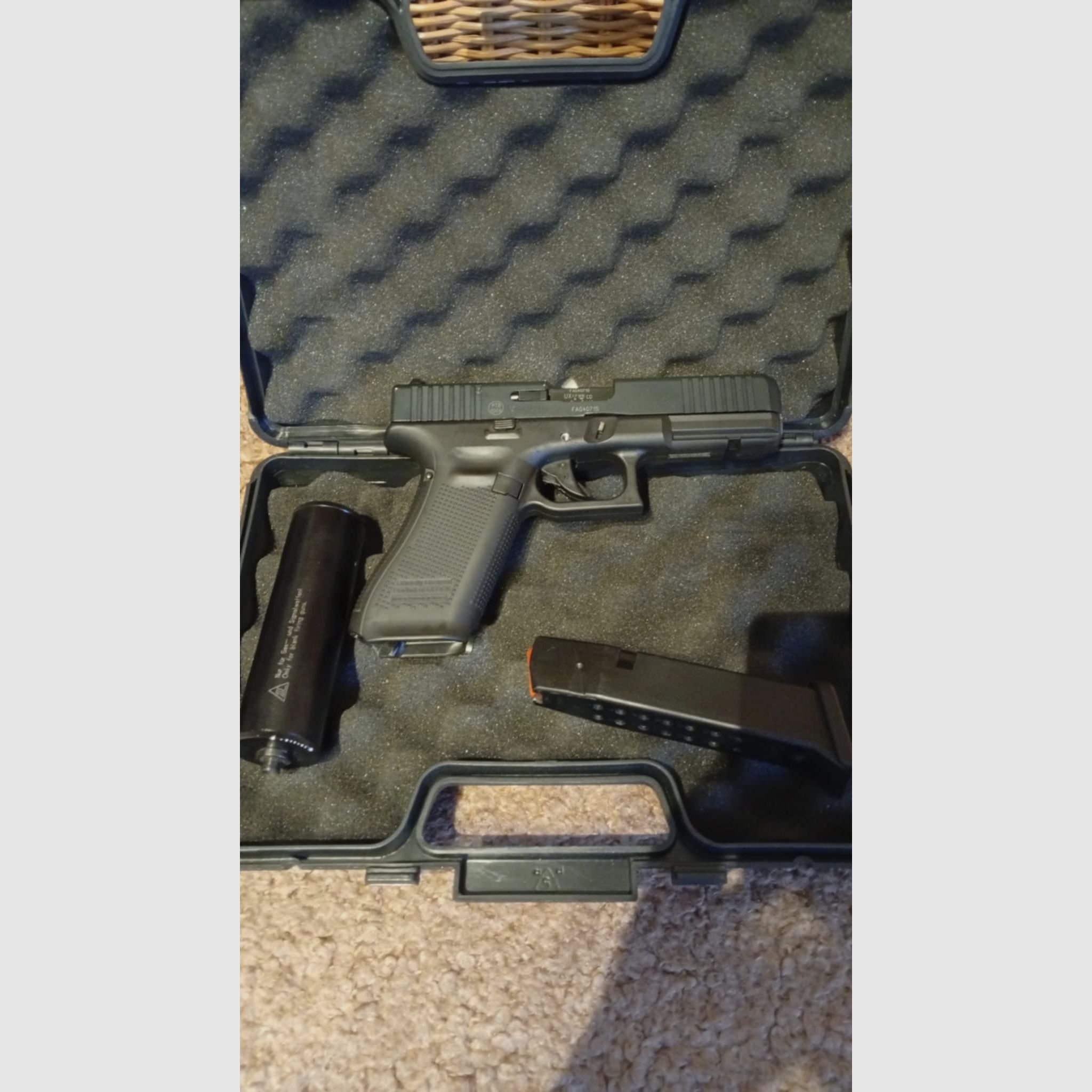 Glock 17 Gen5 Schreckschuss Pistole 9mm P.A.K. brüniert inkl. Umarex  Schalldämpfer und  Waffenkoffer