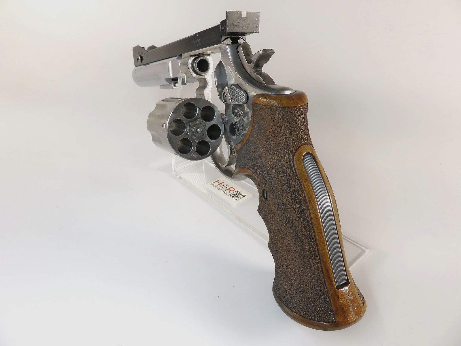 S&W 686-4 | 6 inches | .357 Mag / .38 Spec. | Bull Barrel | Aristocrat 3-position sight | Nill grip
