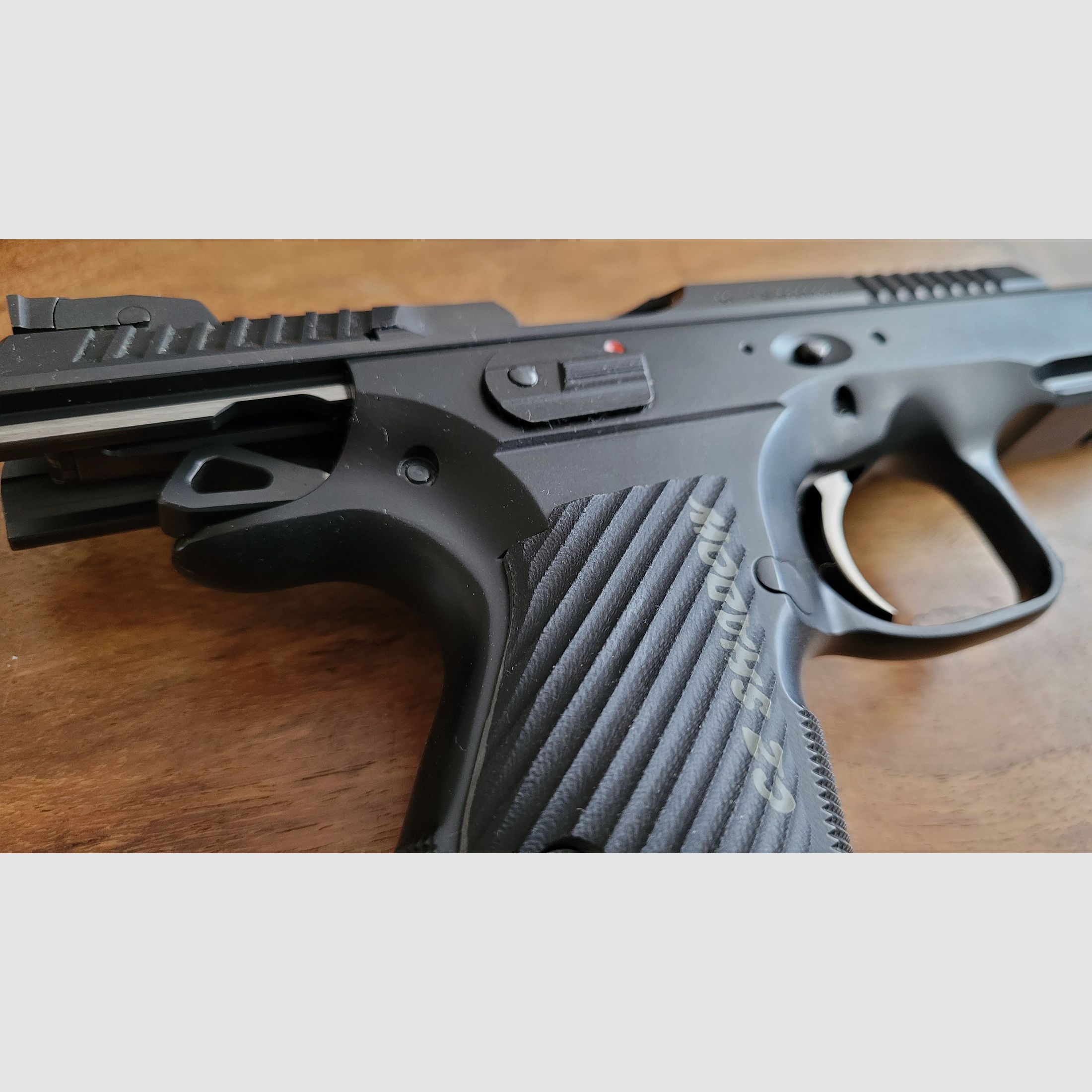 CZ Shadow 2 mit 4 Magazinen + LokGrip Griffschalen in OVP