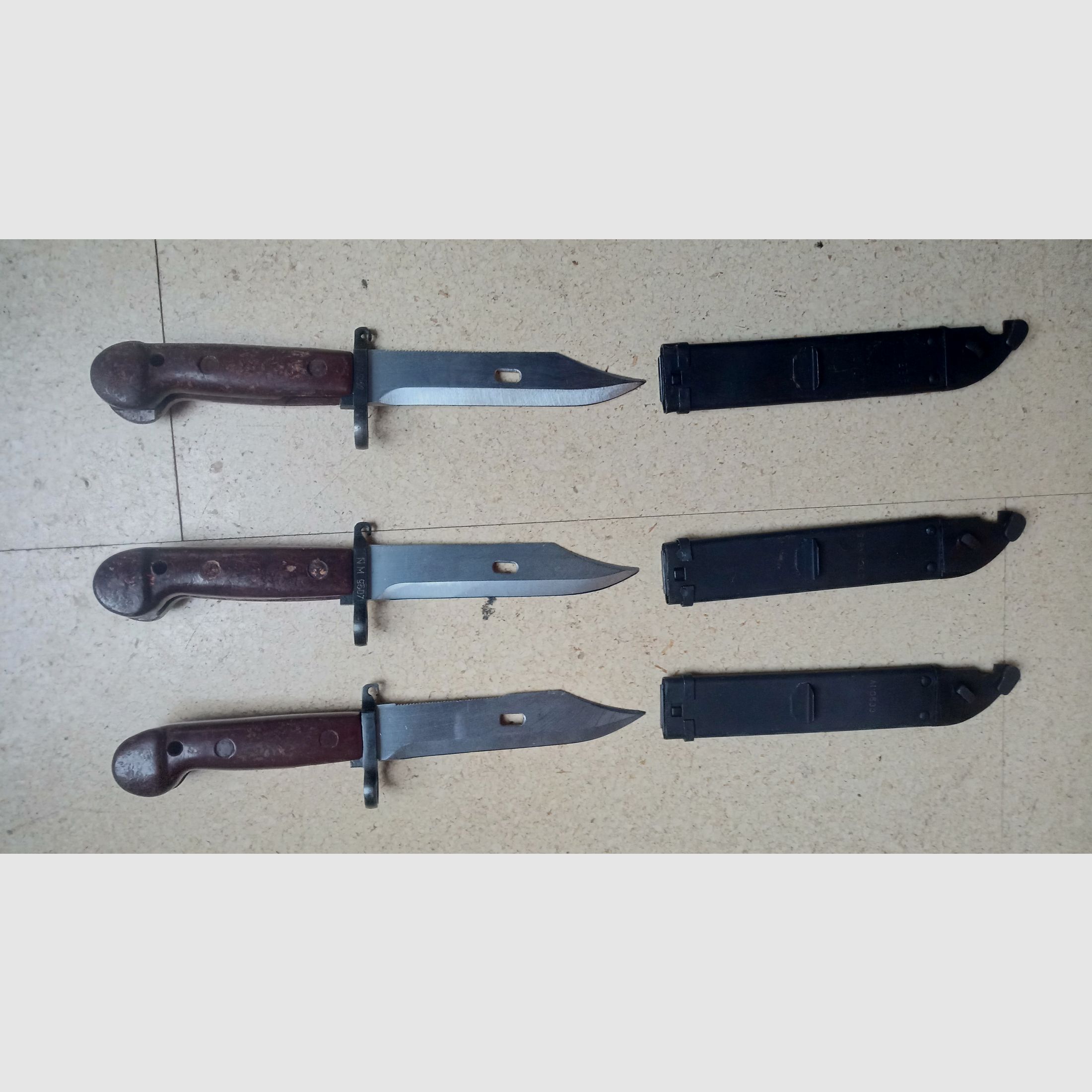 3 Rumänische 6h3 (6x3) AK Bajonette komplett inkl. Gummi Isolator und Leder Frosch  // AKM Bakelit Vintage