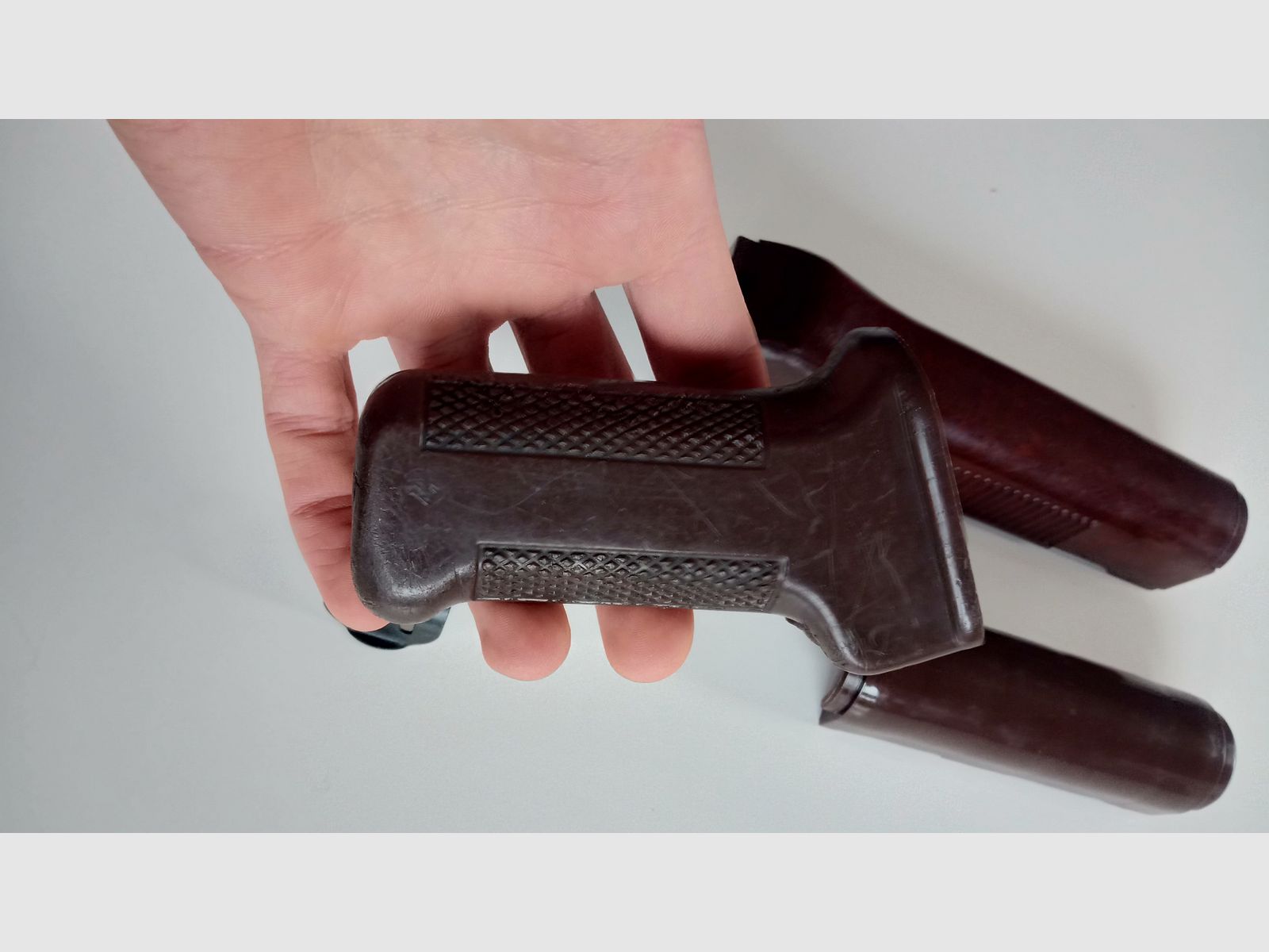 Protección de manos original de la DDR + empuñadura de pistola / Bakelita y plástico de la NVA // MPi-74 / MPi-K / AKM / AK