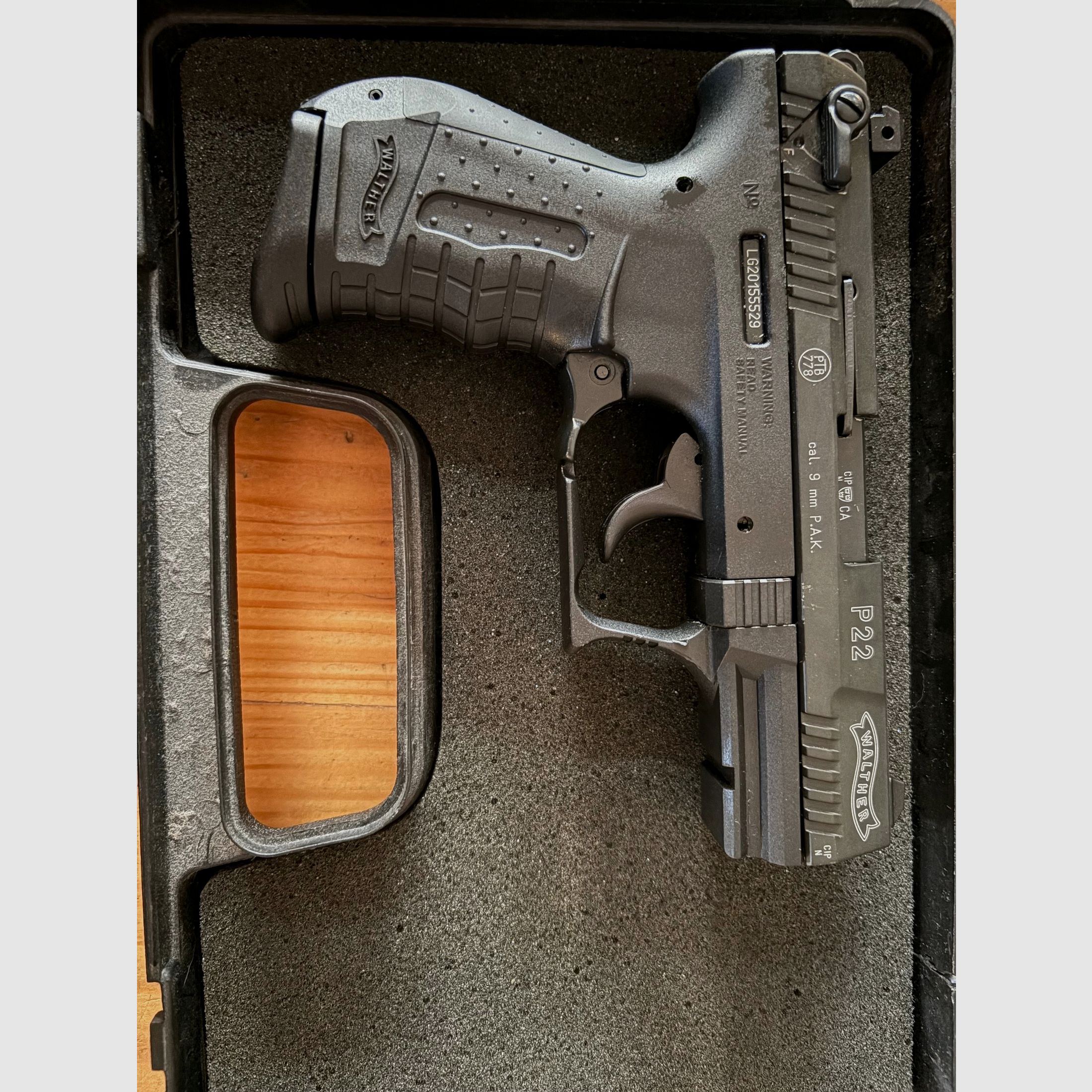 Walther P22 Schreckschuss 9 mm P.A.K. + 2 Magazine + Abschussbecher + Koffer