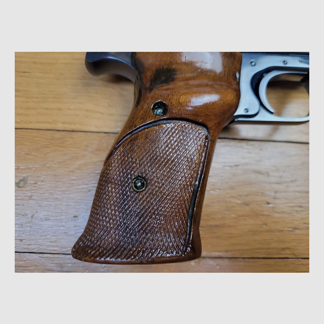 Wspaniały pistolet Smith & Wesson Mod.41 – kal.22LR – Całkowicie ze stali – 100% oksydacja – Mechanika i lufa doskonałe – 2 magazynki Smith – jedna z najniższych broni ręcznych kiedykolwiek wyprodukowanych – TBE++, zdjęcie 3 z 18