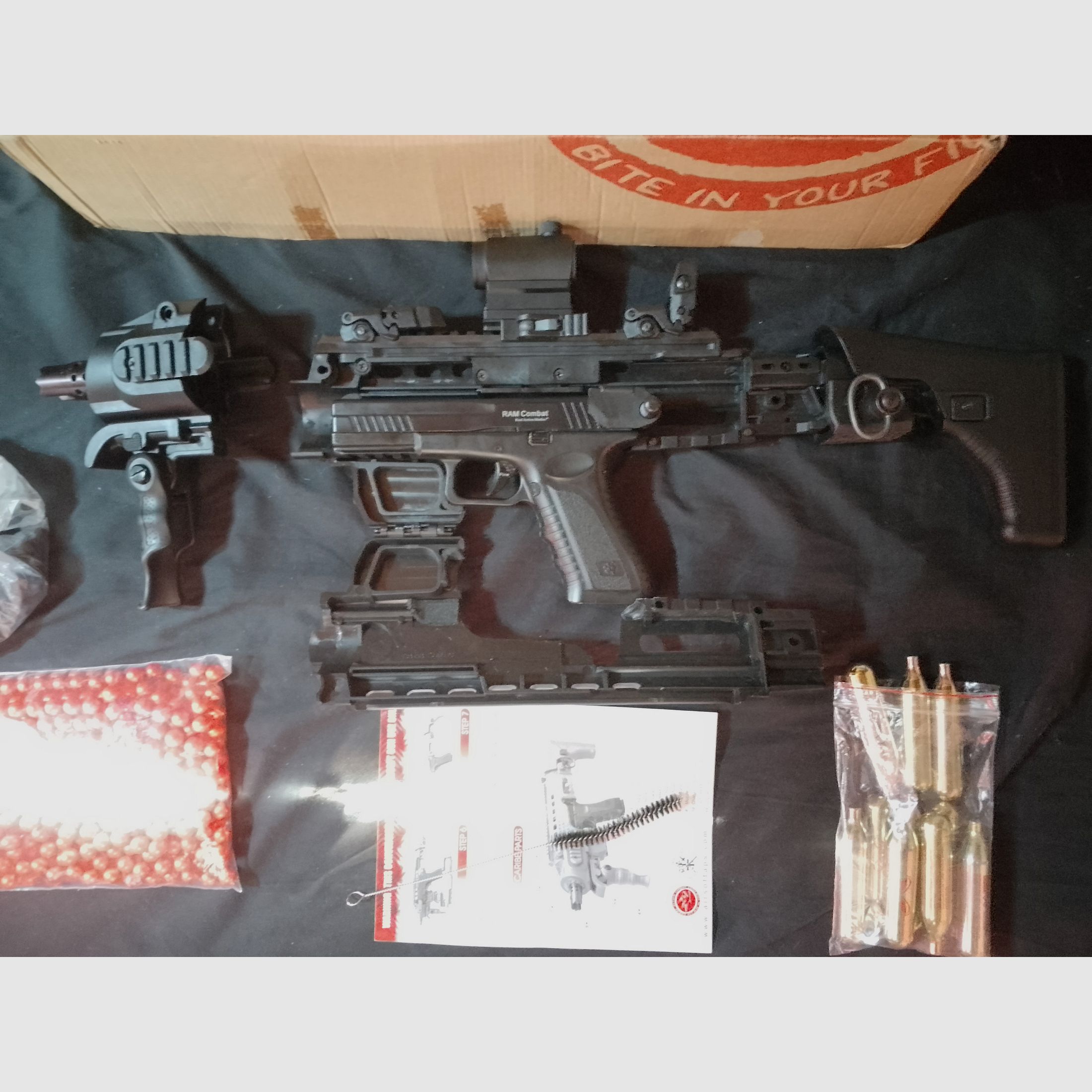 RAM Cal .43 Combat (Glock) + 4 Magazine + Aps Caribe Action Conversion Kit T1-Socom Visier und Zubehör Co2 Fastballs + Paintballs