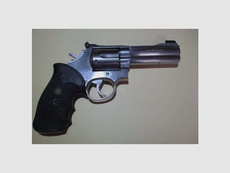 Revolver Smith & Wesson Mod. 686-4 4 Zoll mit Pachmayr Griff 686-4