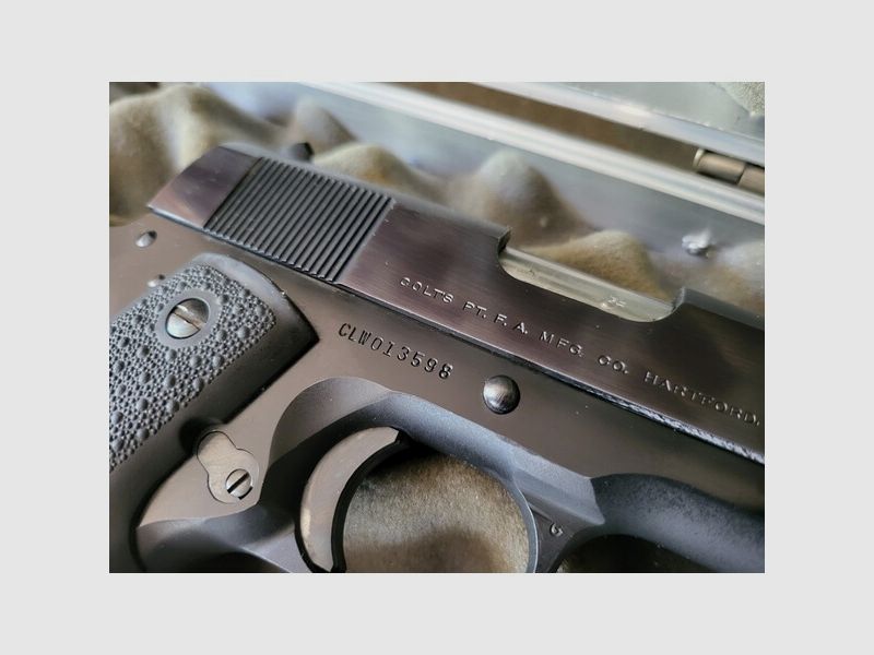 Extrem hochwertige uns überraschend leichte Pistole Colt 1911 Commander .45 Auto 4,5 Zoll