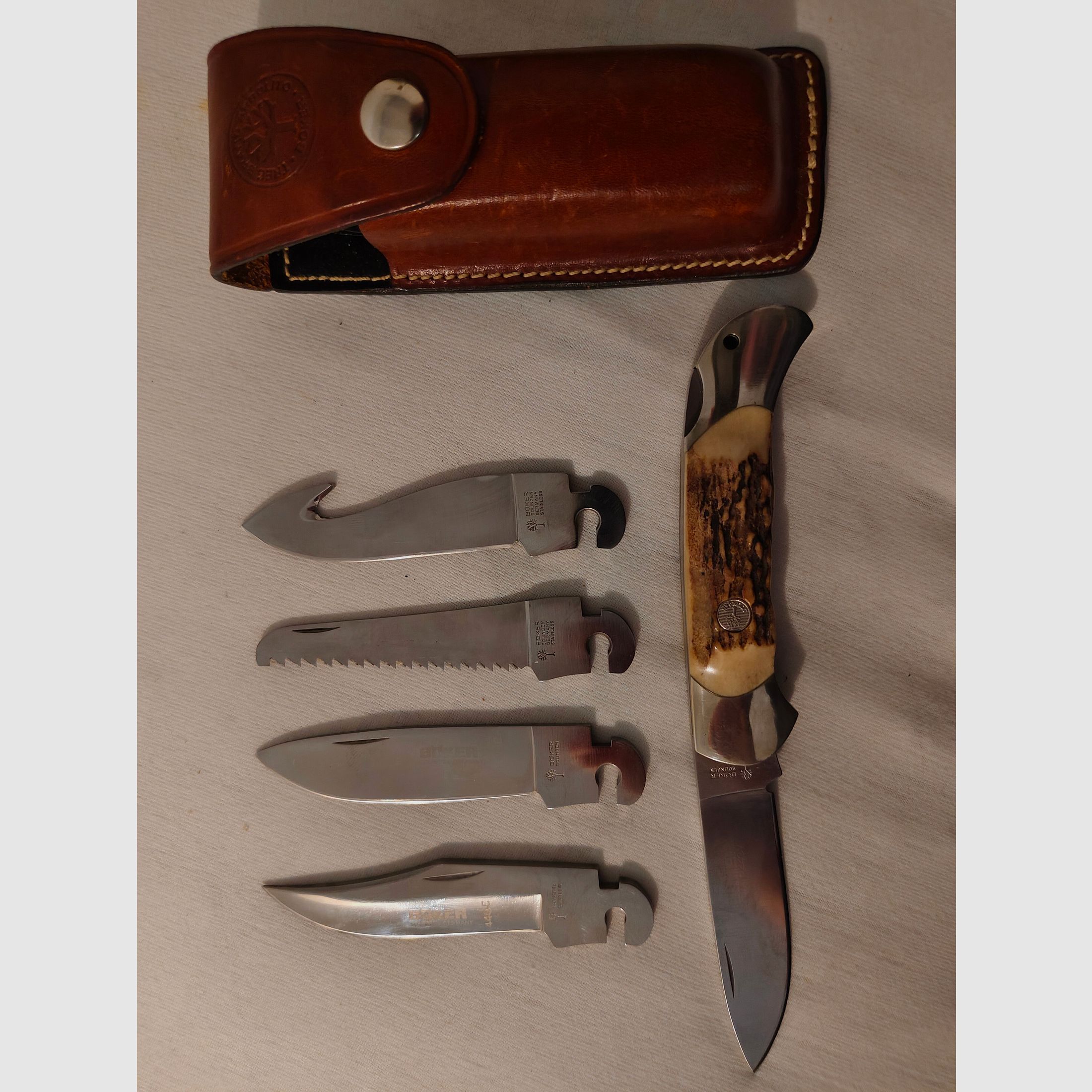 Couteau de poche Böker Optima en corne de cerf / couteau de chasse avec étui en cuir, lame de déchirure, scie, lame Bowie et 2 lames Droppoint