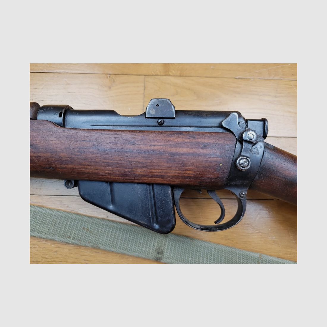 Sehr gutes englisches Gewehr Lee Enfield MKIII (*) – gute Verarbeitung B.S.A von 1916 – Originalkaliber 303 Brit. – Gewehrriemen – Magazin im Modell – sehr guter Zustand, Bild 22 von 30