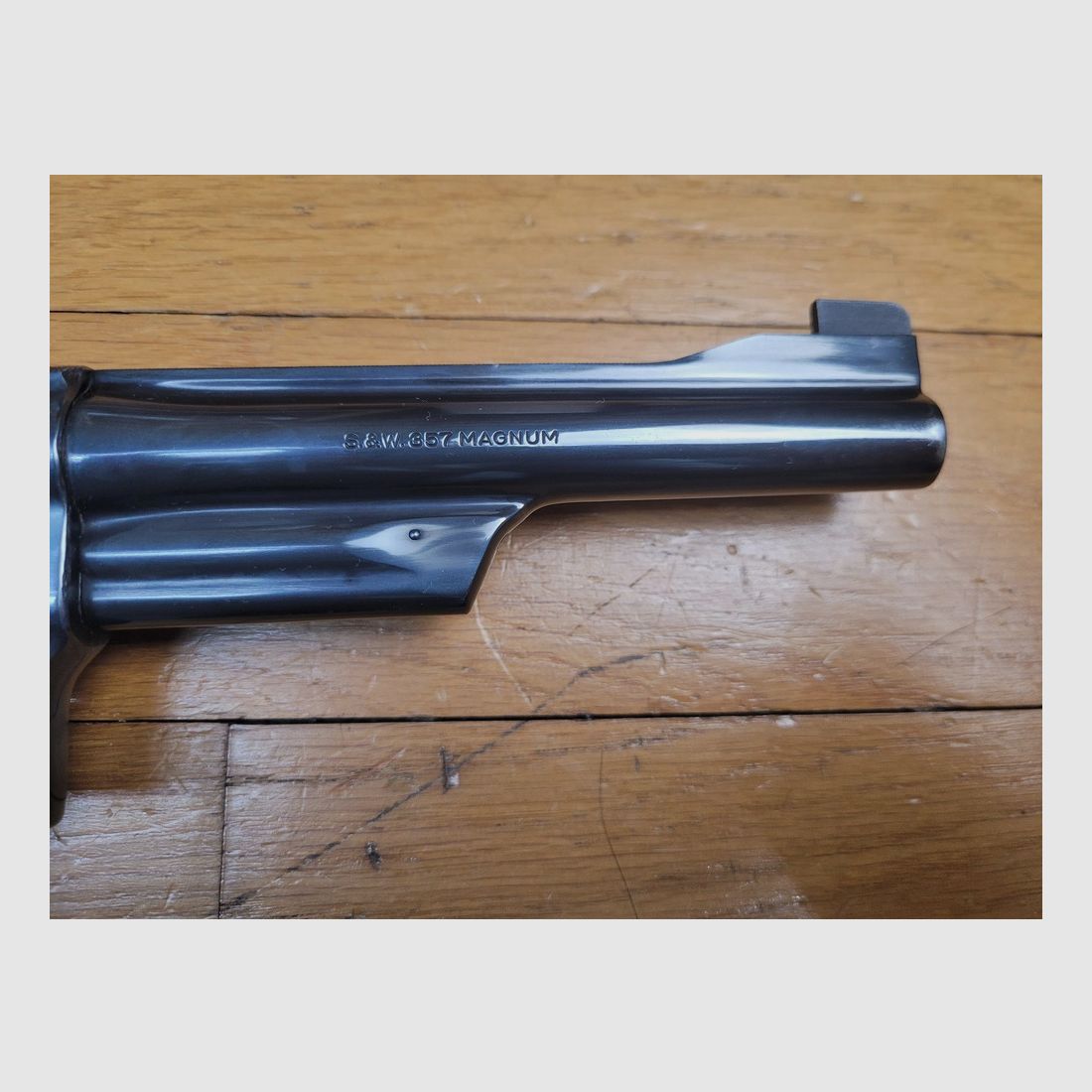 Mythos Revolver Smith&Wesson Modell M27-2 – Kal. .357Mag – Waffe von 1981 – Qualität und Mechanik heute nicht mehr zu finden – Revolver des FBI und der Fallensteller – 6 Zoll geriffelter Lauf – Wunderschöne glänzende schwarze Brünierung – Ausnahmewaffe für Ausnahme-Schützen – TBE+, Bild 6 von 25