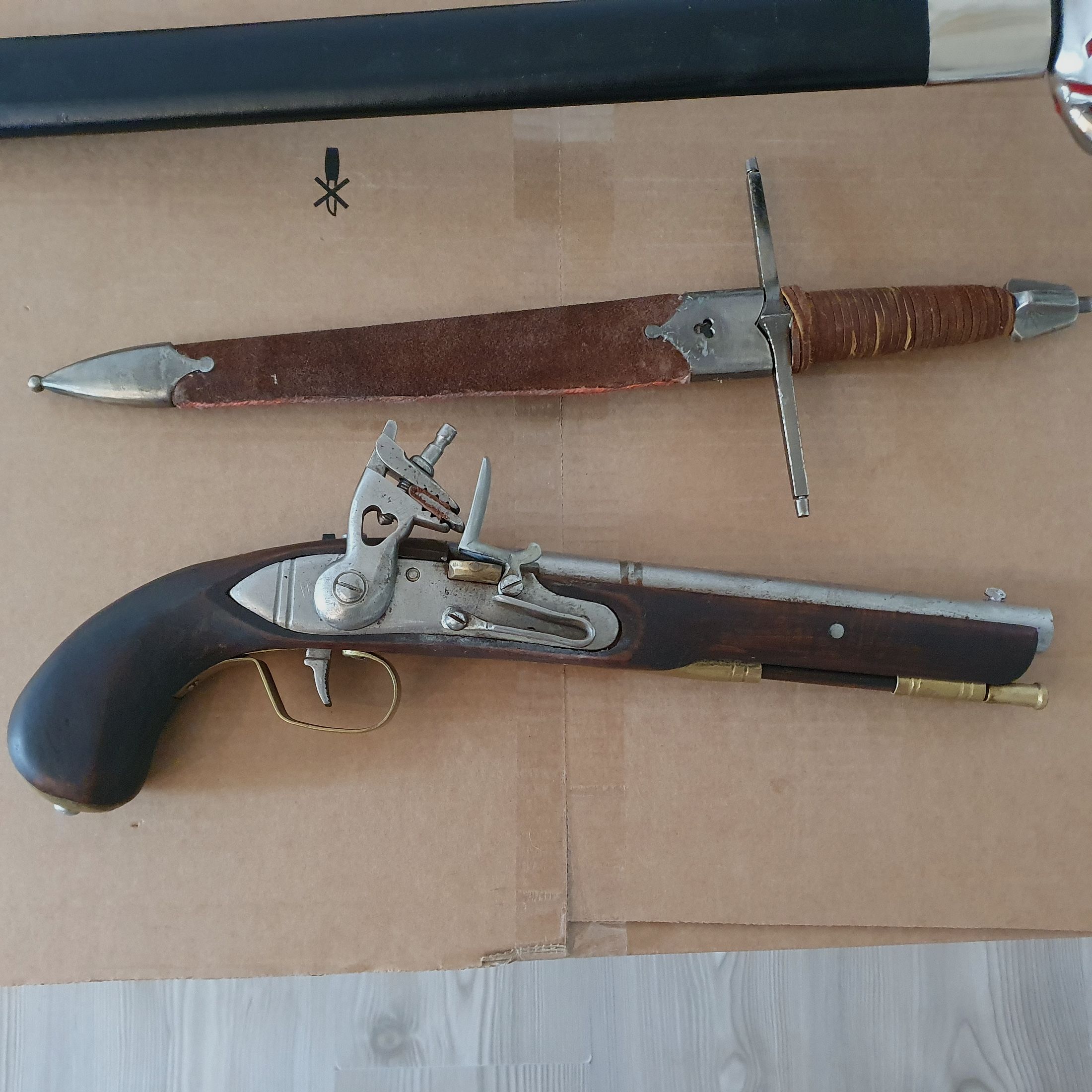 Konvolut Degen, Steinschlosspistole, Dolch, Gewehr