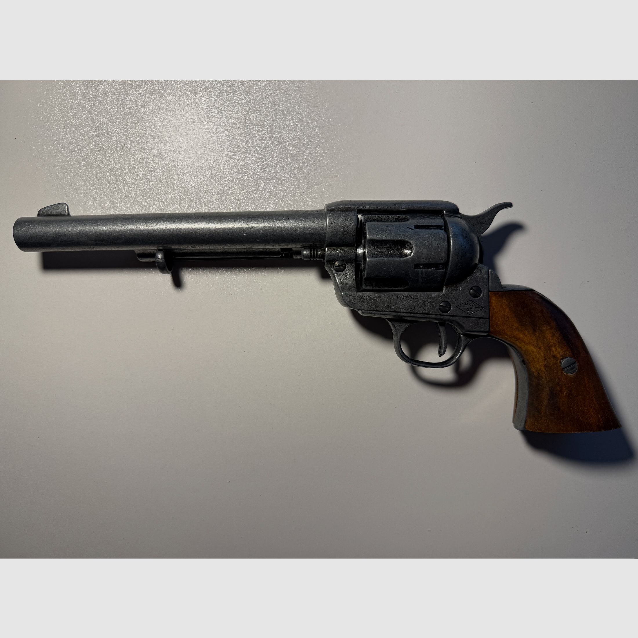 Decorative Revolver US Cavalry Colt Denix Colt .45 Peacemaker USA 1873, old gray