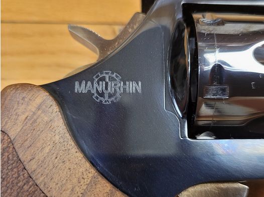 Sublime revolver Manurhin MR73 modèle Sport – cal .357 mag en 5 1/4 pouces – Fabrication Chapuis de 2002 de toute beauté – Série HA sport – Bronzage bleu profond glacé à 100% – Canon et chambres miroir – Mécanique de rêve – Guidon patridge – Hausse LPA – Ligne de visée de 20cm – État neuf avec pognées Trausch en sus dans son coffret d&rsquo;origine
