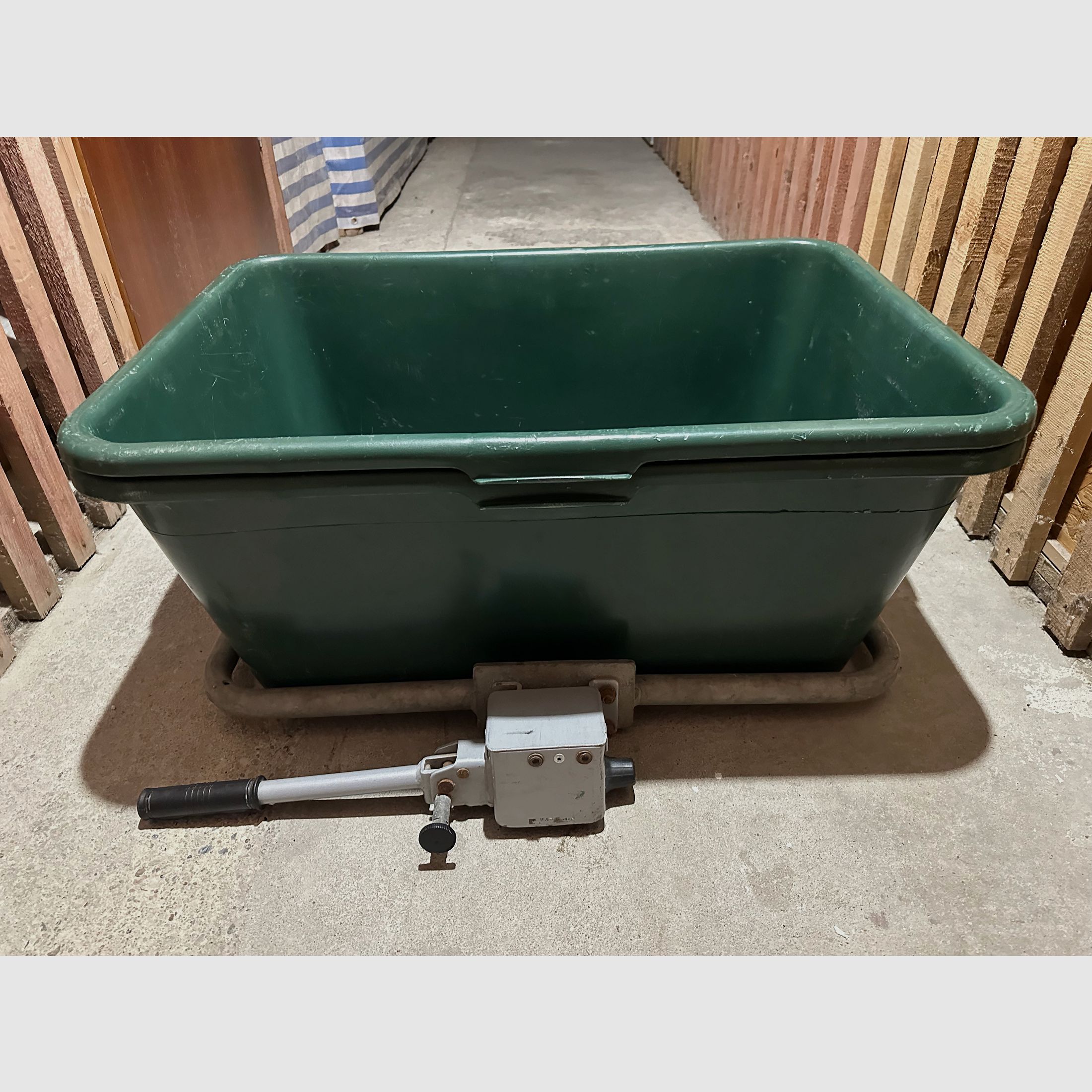 Mannser Heckträger mit 2 Wannen / Wildwannen (lebensmittelecht)