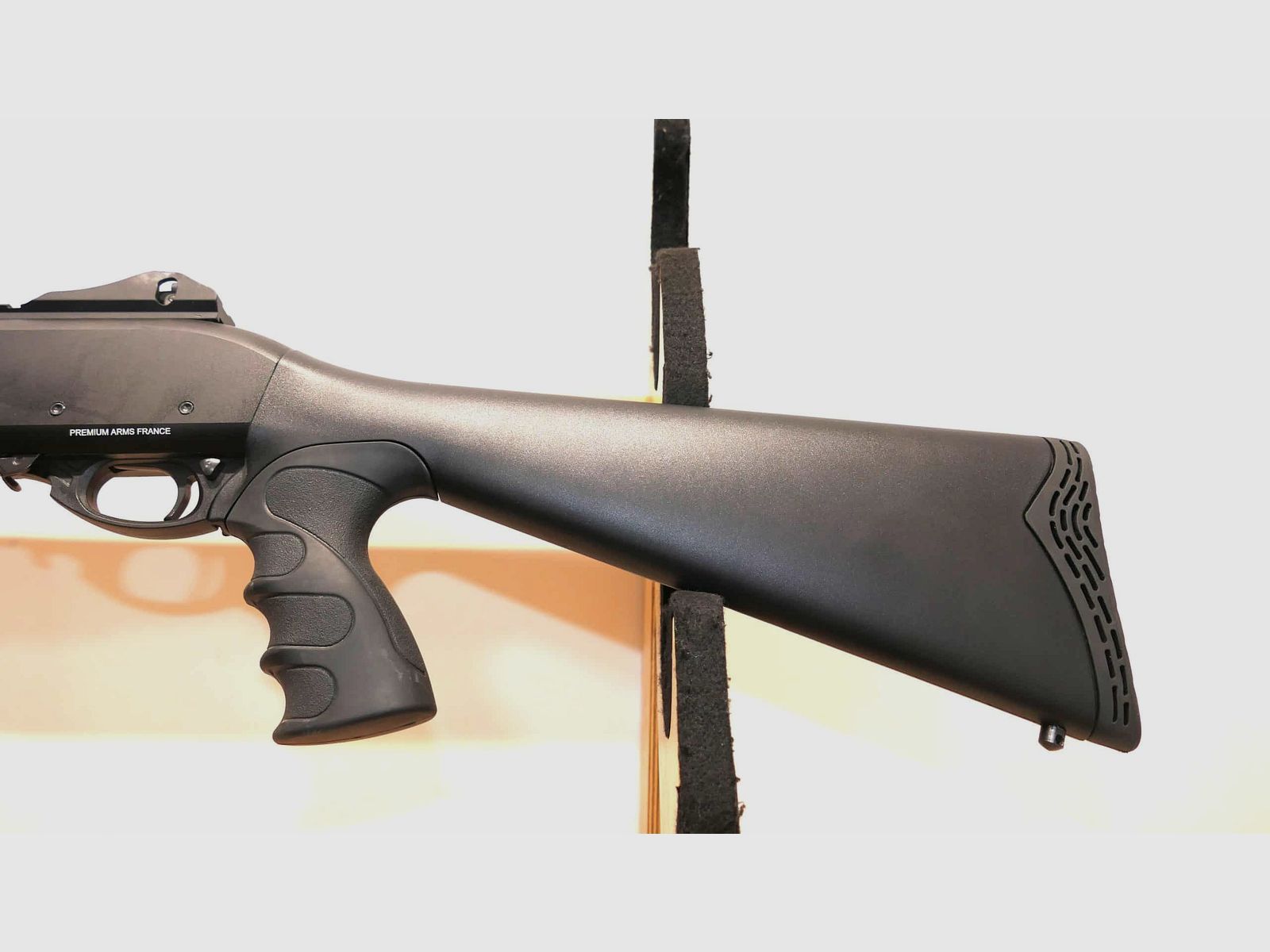 Vorderschaftrepetierflinte Utas Defense mit gezogenen Lauf 61 cm + Mündungsbremse Kal. 12/61 cm, Bild 7 von 9