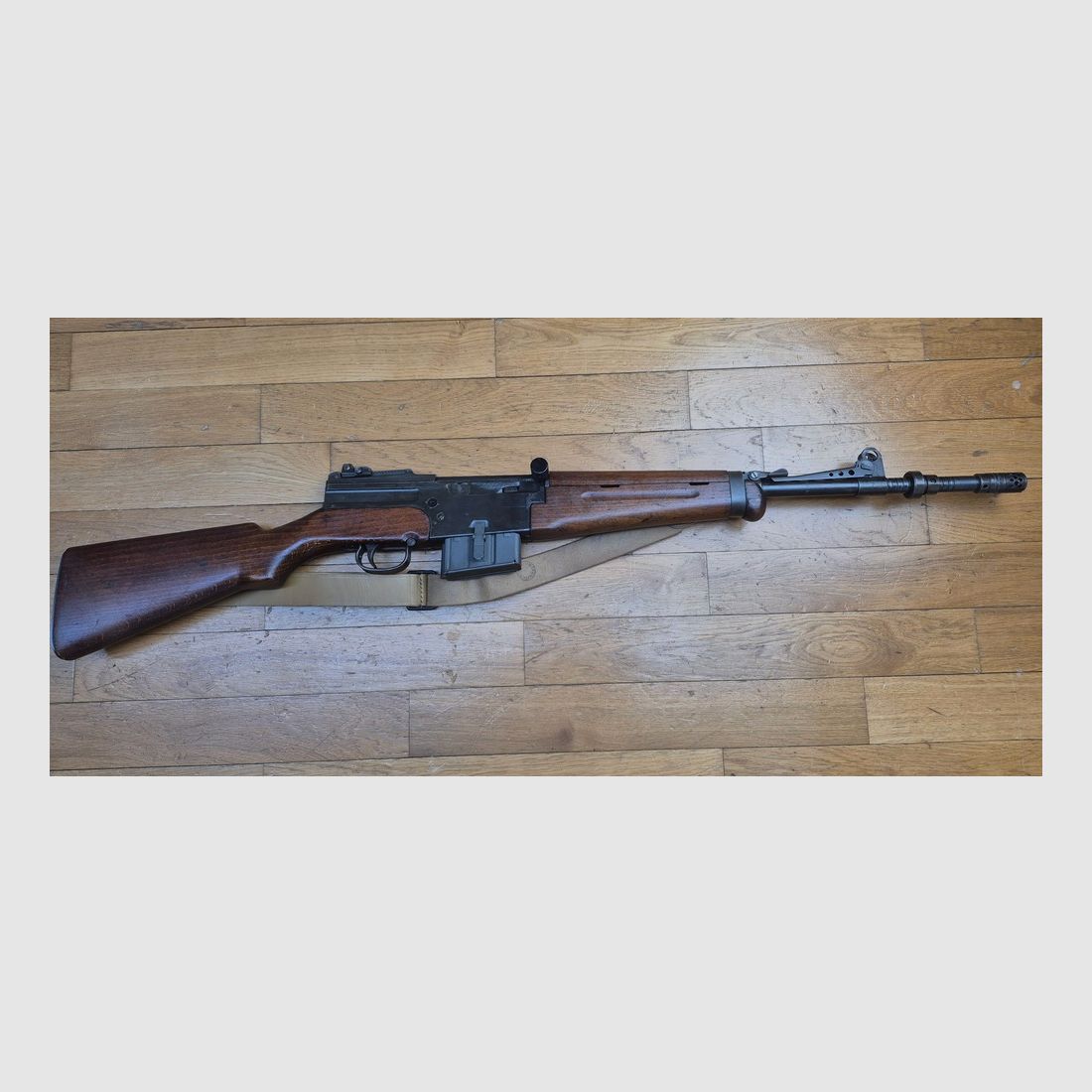 Mooie en zeer zeldzame semi-automatische shotgun MAS 49-56 – Origineel kaliber 7,5 x 54 MAS – Mythisch wapen – Zeer goede mechanische werking – Mooie loop met duidelijke groeven – Goede esthetische staat – twee 10-schots magazijnen – Nachtvuur- en blanco-vuurapparaat (zeldzaam) – Geweerriem – Zeldzaam wapen in uitstekende staat, afbeelding 2 van 35