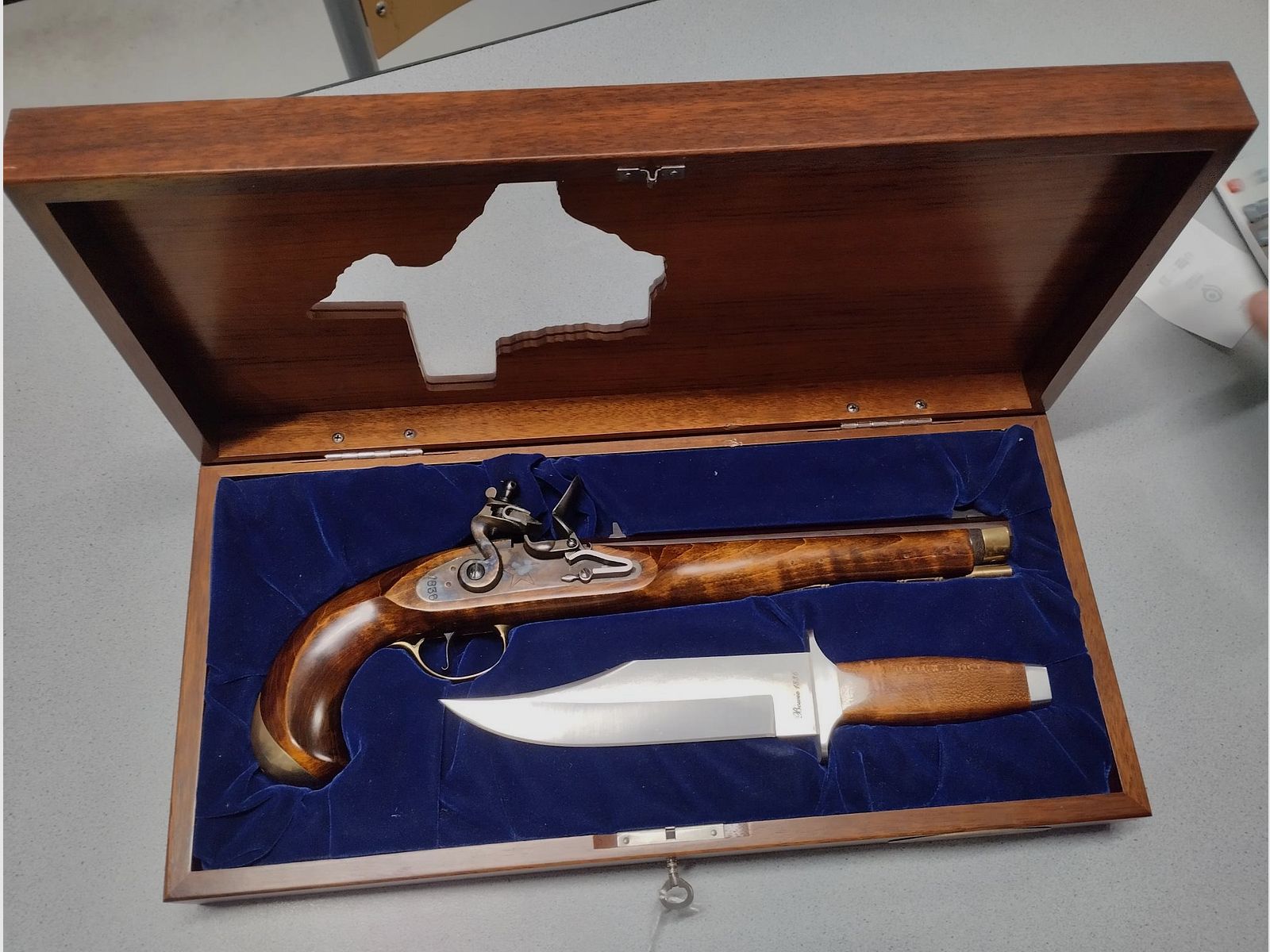 Bardzo ładne pudełko Pedersoli Alamo 1836 z pistoletem na kapiszony Navy Moll kal. 45 + nożem Bowie, w stanie nowym!