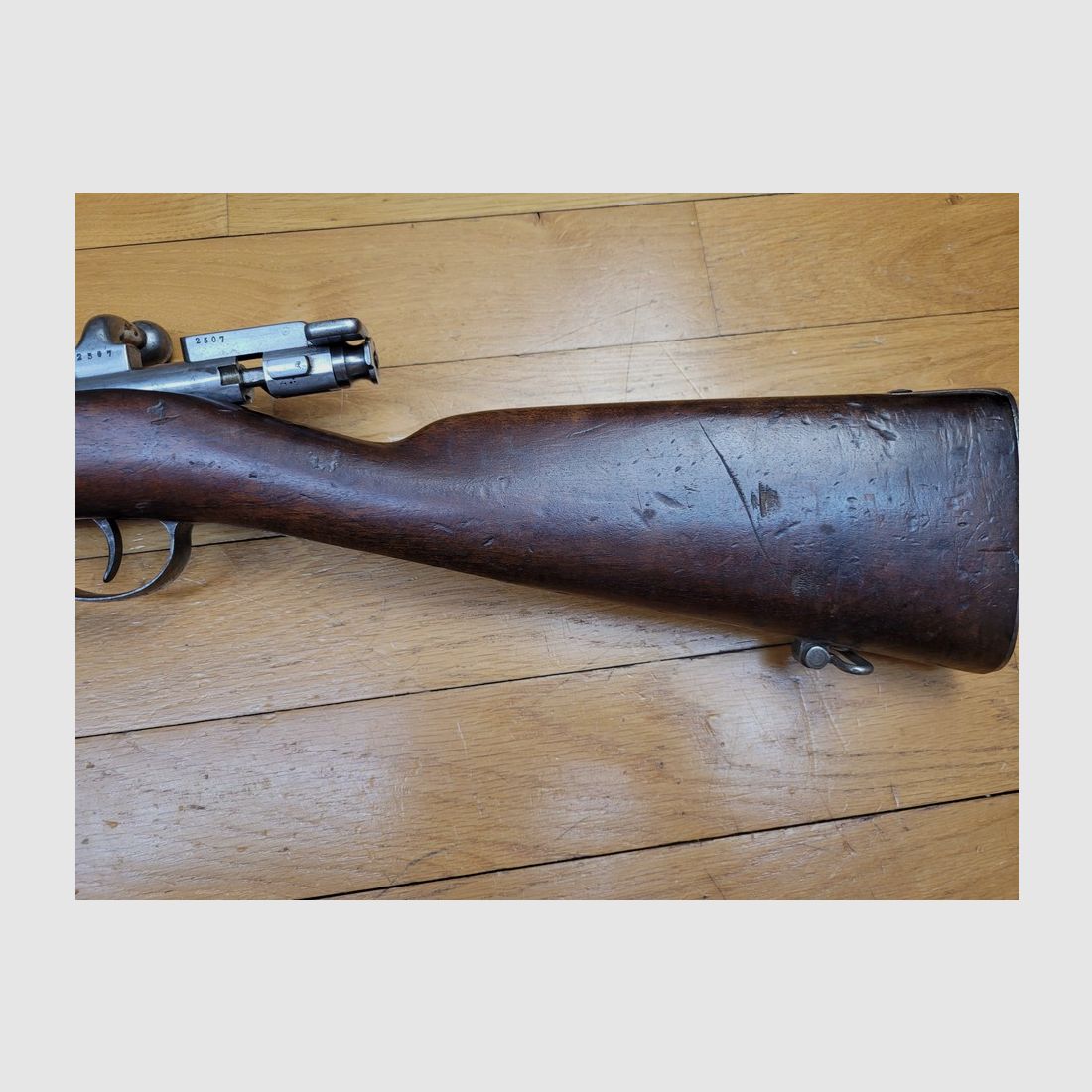 Seltene Mauser-Daudeteau 1871/94 Repetierbüchse – Originalkaliber 6,5x54R – Reglementarische Waffe der uruguayischen Armee – 5.000 Exemplare – Holz und Markierungen einwandfrei – Alles nummerngleich bis auf eine Schraube – Neuer Lauf und seltene Originalreinigungsstange – TBE++, Bild 20 von 26