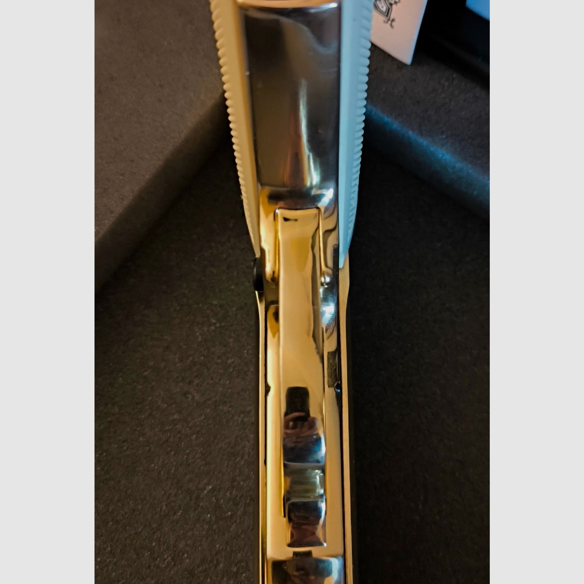 ⚠️ Uwaga kolekcjonerzy i fani Jamesa Bonda, rarytas - eksponat w witrynie - limitowana edycja specjalna Walter PP z białymi okładzinami rękojeści i certyfikatem oraz kasetą VHS oraz dodatkowym magazynkiem z płaskim dnem magazynka, nieużywany, w doskonałym stanie, absolutnie nowy!! Żadne zarysowania ani jakiekolwiek wady funkcjonalne!! Kaliber 9mmPAK, nowy i używany, już niedostępny!! 