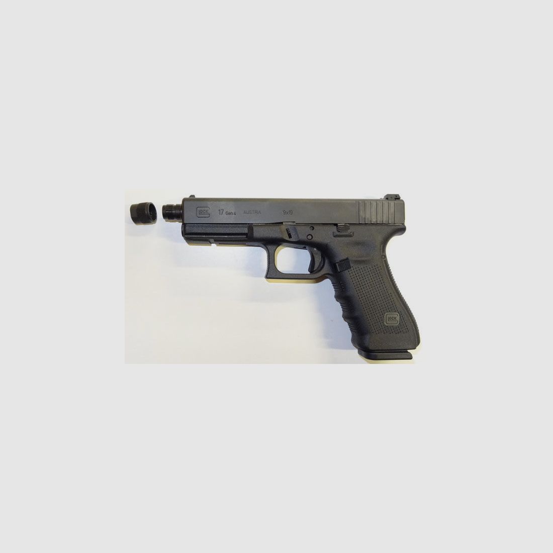 Glock	 Pistole Glock 17 Gen4 mit Gewindelauf M13,5x1 im Kaliber 9mm Para ( 9x19 ) Inkl. Zubehö