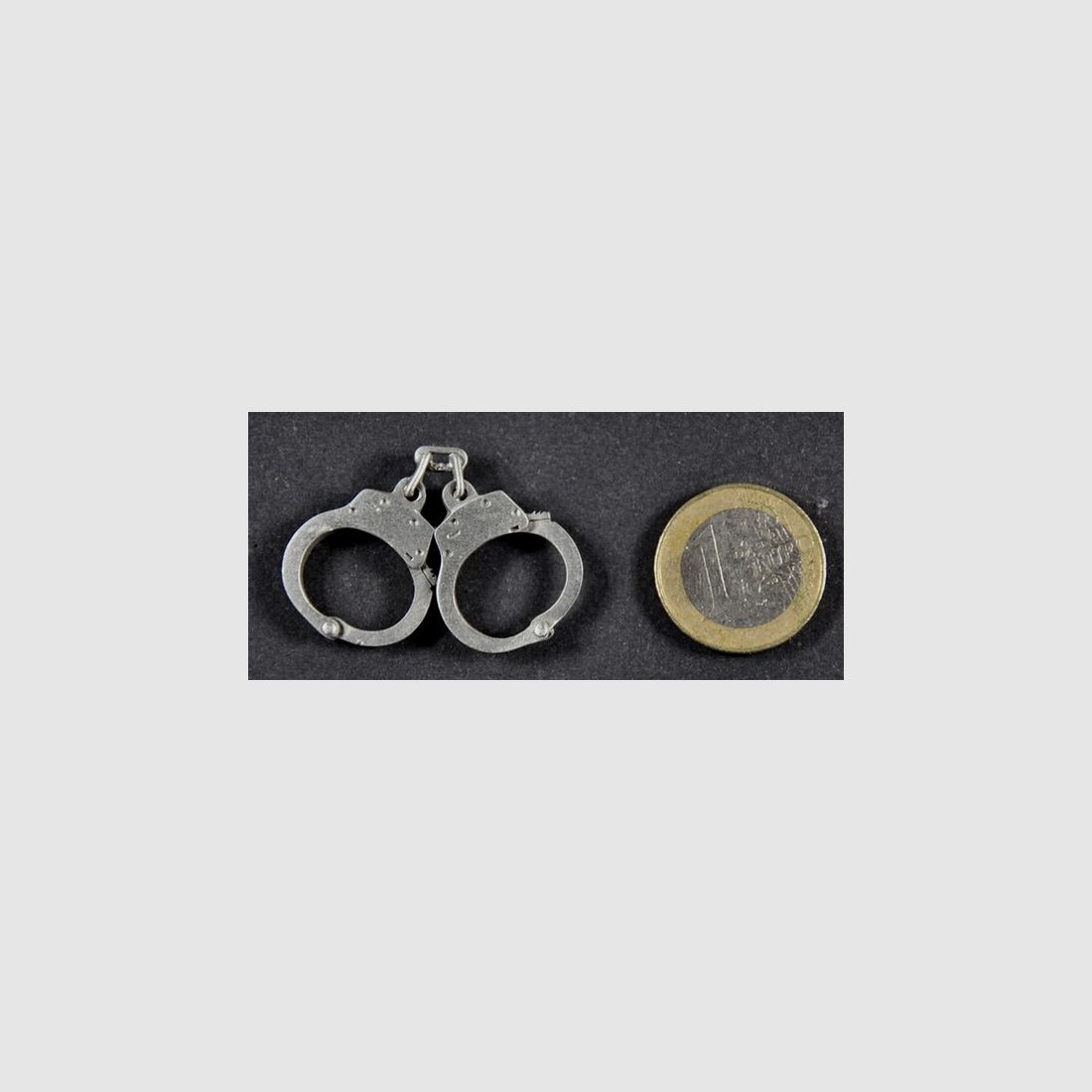 Handschellen als Metall-Anstecker