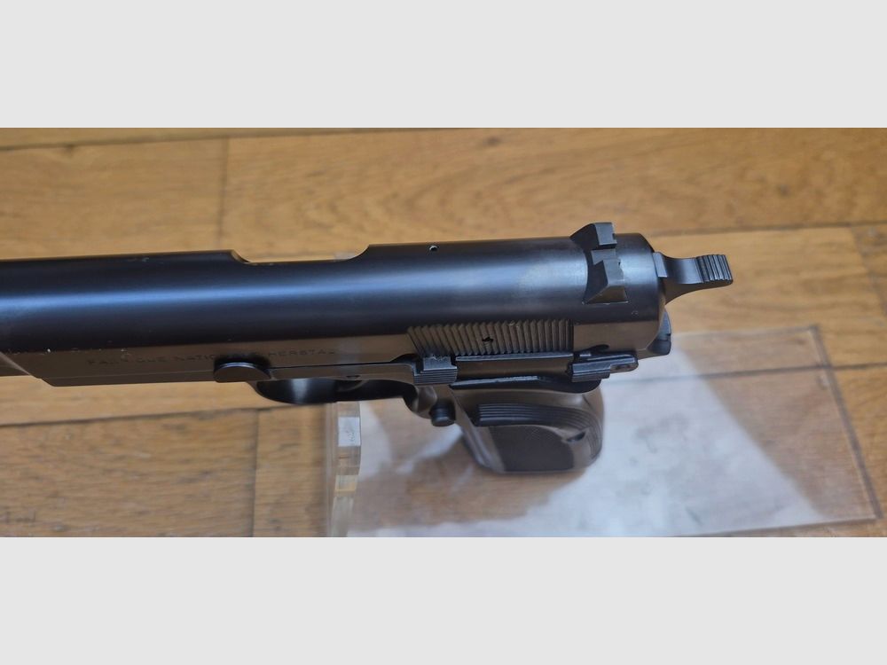 Sehr schöner GP35-Pistole – Eine Referenz für sich – Kaliber 9×19 Para – FN Herstal – 100% Brünierung – Makellose Mechanik – Sehr schöner Lauf – Zwei Magazine – Waffe im Zustand von fast neu – TBE+++, Bild 14 von 22