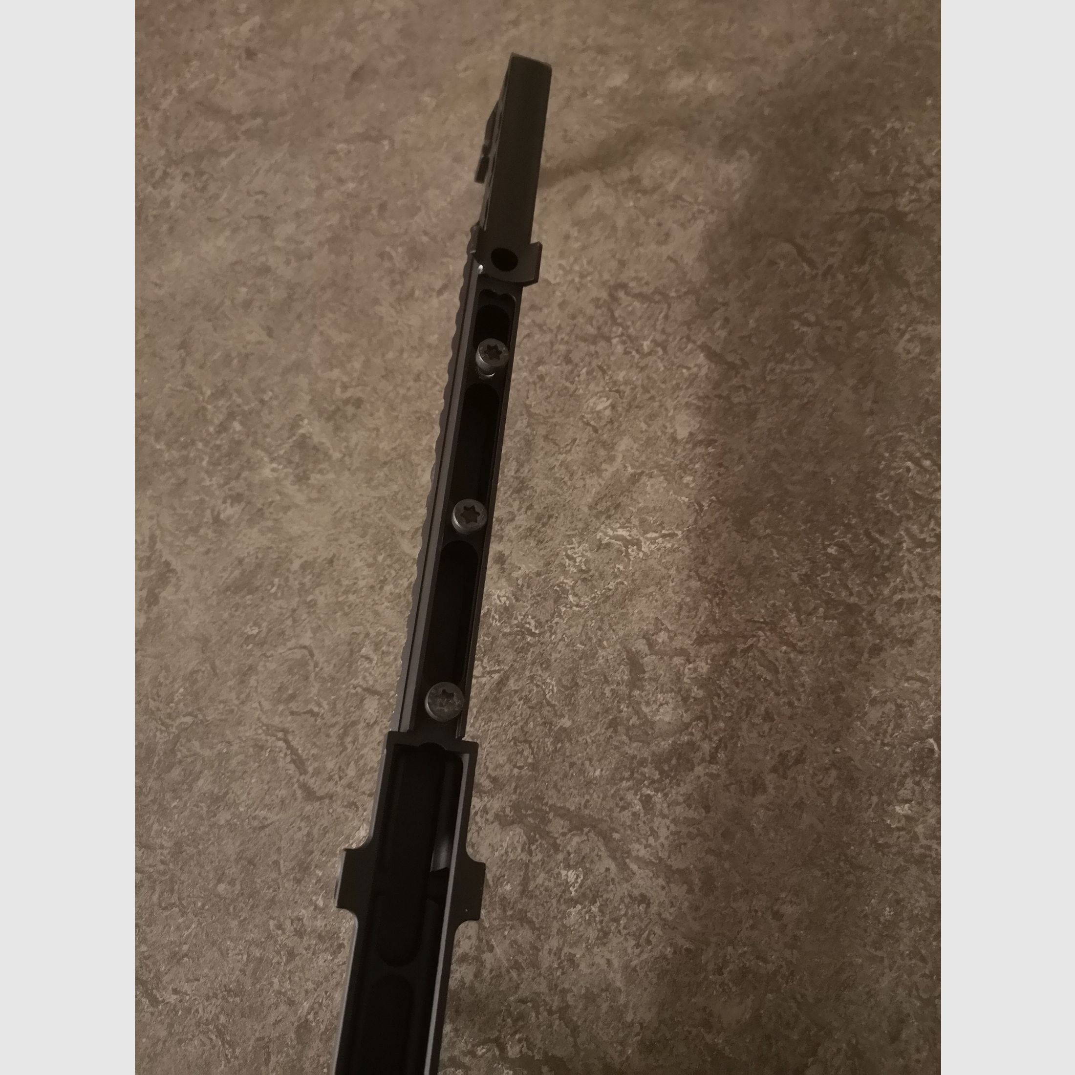 STEYR AUG A3 SA SWAT Gehäuseschiene Picatinnyschine 25 Slots Keymod und Ironsights Notvisierung