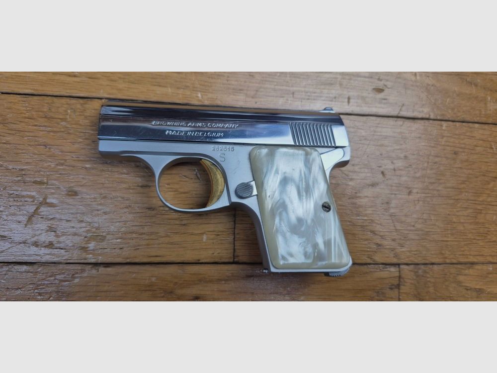 Pistola Browning Baby muy sexy – Calibre 6.35 Browning o 25 ACP – Cargador de 6 disparos – Acabado en acero bicolor al 100% y gatillo de oro fino – Empuñaduras de nácar – Funcionamiento mecánico impecable – Caño nuevo – Arma de ensueño para mujeres igualmente oníricas – TBE++, imagen 5 de 18