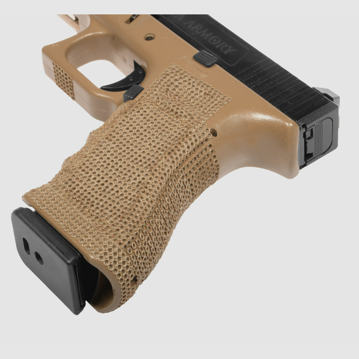 P02 GBB Airsoft Pistole in Tan | Delta Armory