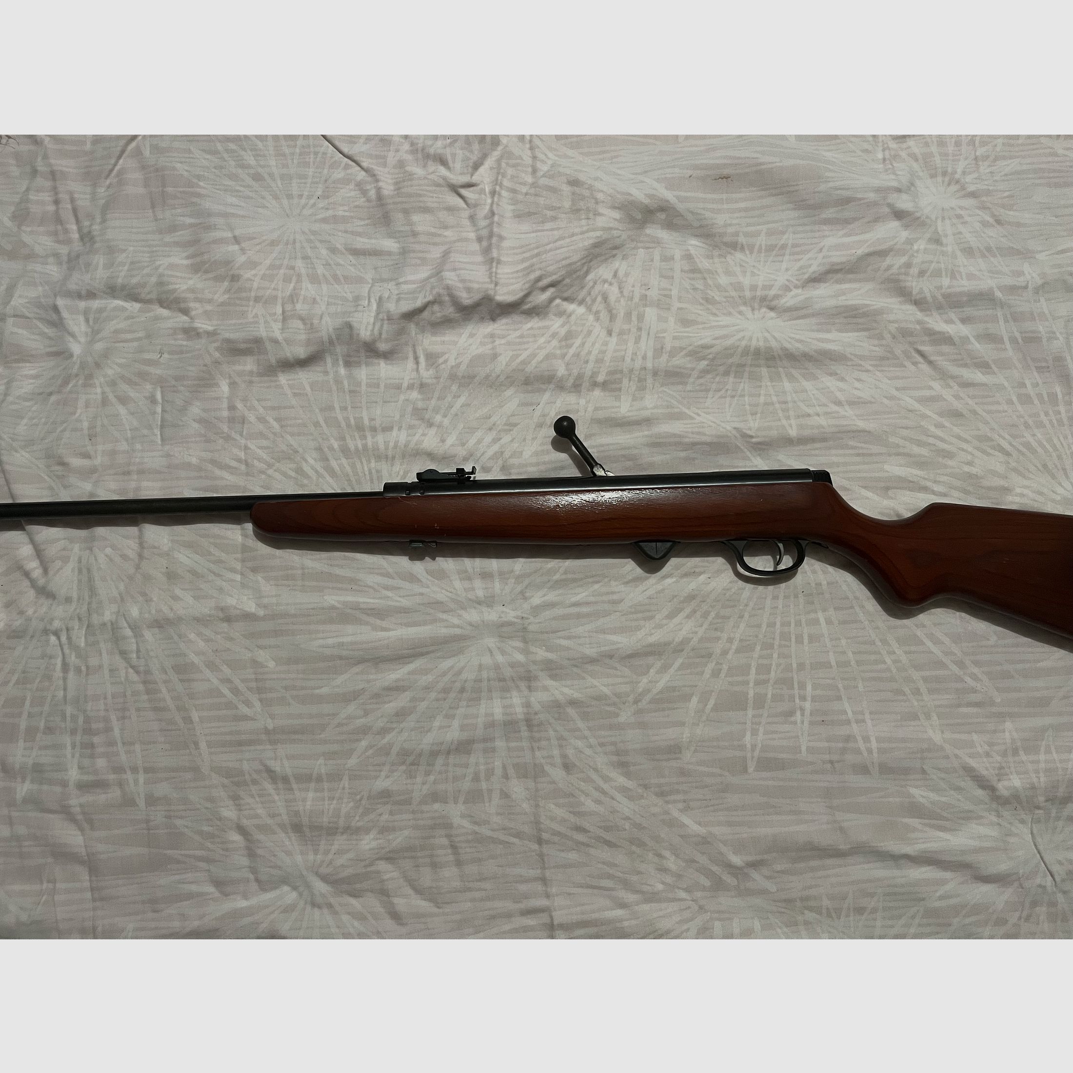 Fünf Luftgewehre abzugeben. 1 Gewehr Suhl. 1 Gewehr Umarex. 3 Gewehre Lion Brand. Siehe Photo.