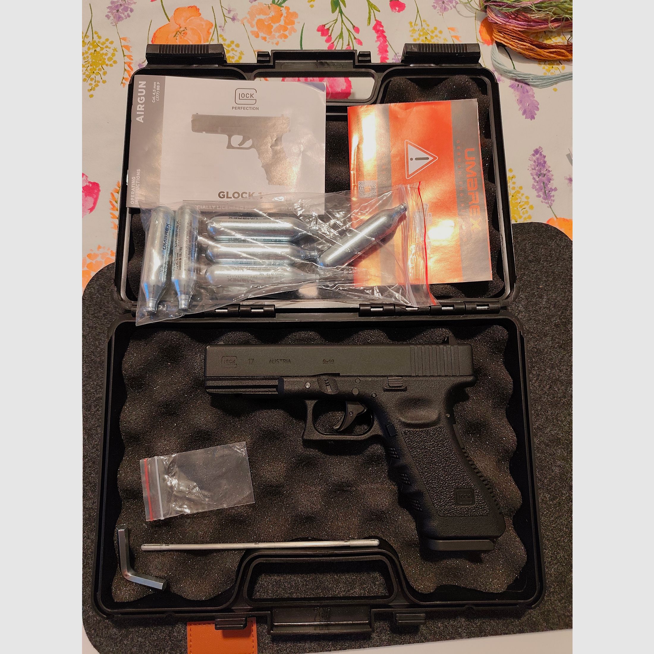Glock 17 CO2 GBB pistol (caliber 4.5mm)