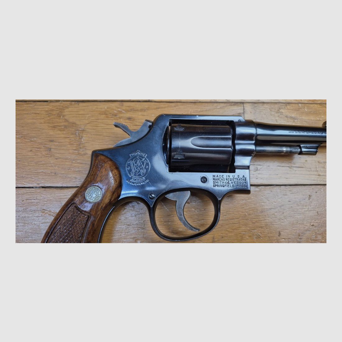 Sehr schöner Revolver Smith&Wesson Modell 10-5 – Der direkte Nachfolger des Hand Ejector Military & Police von 1899 – Legendäre Polizei- und Sportwaffe, eine der Stars aus Springfield – Waffe von 1968 – Sehr schöne Brünierung – Exzellente Mechanik – Sehr guter Lauf – Exzellente Standwaffe mit glorreicher Vergangenheit – TBE/TBE+, Bild 4 von 25