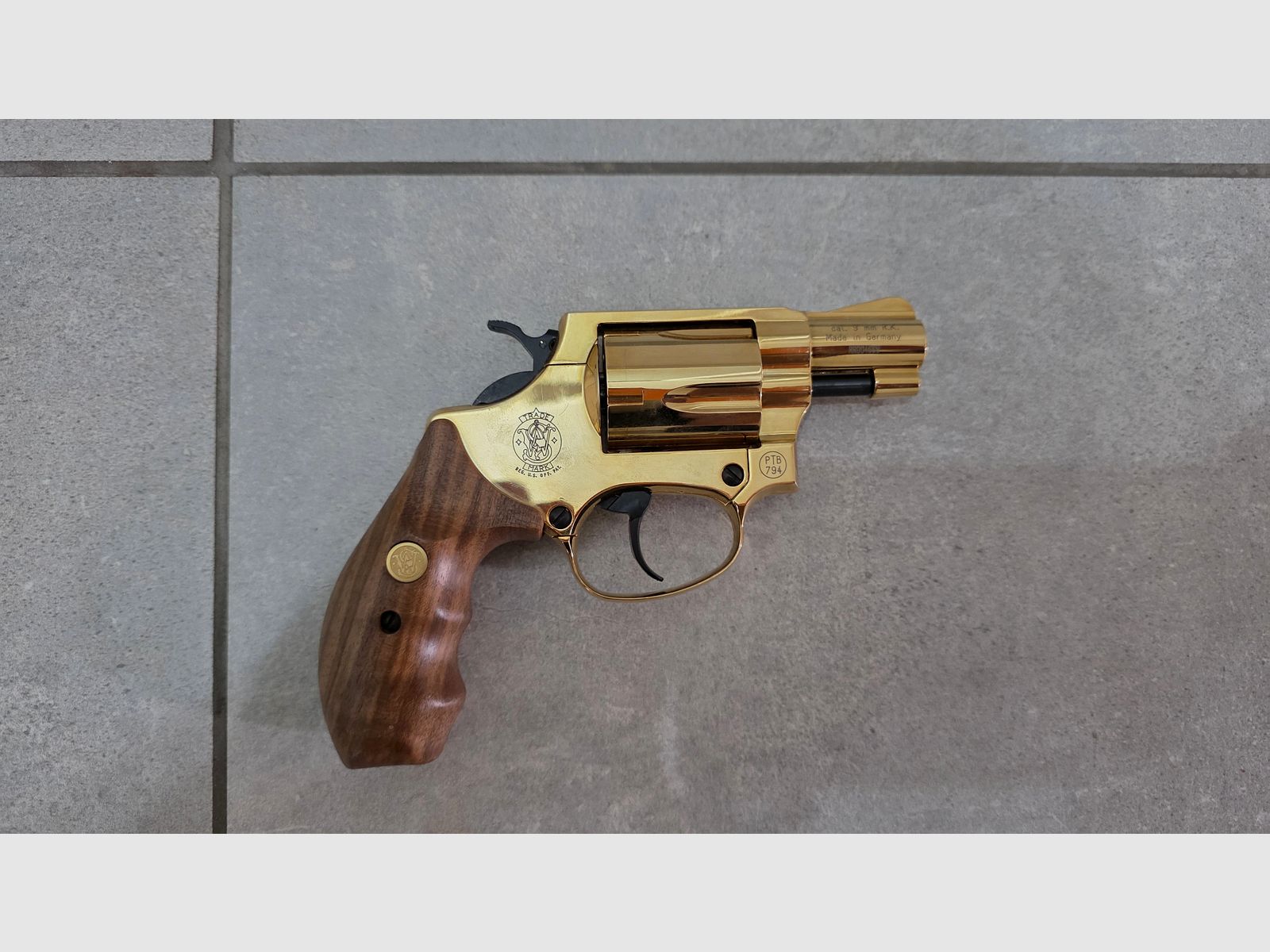 Smith & Wesson Chiefs Special 9 mm R.K., 24 Karat vergoldet, Holzgriffschalen